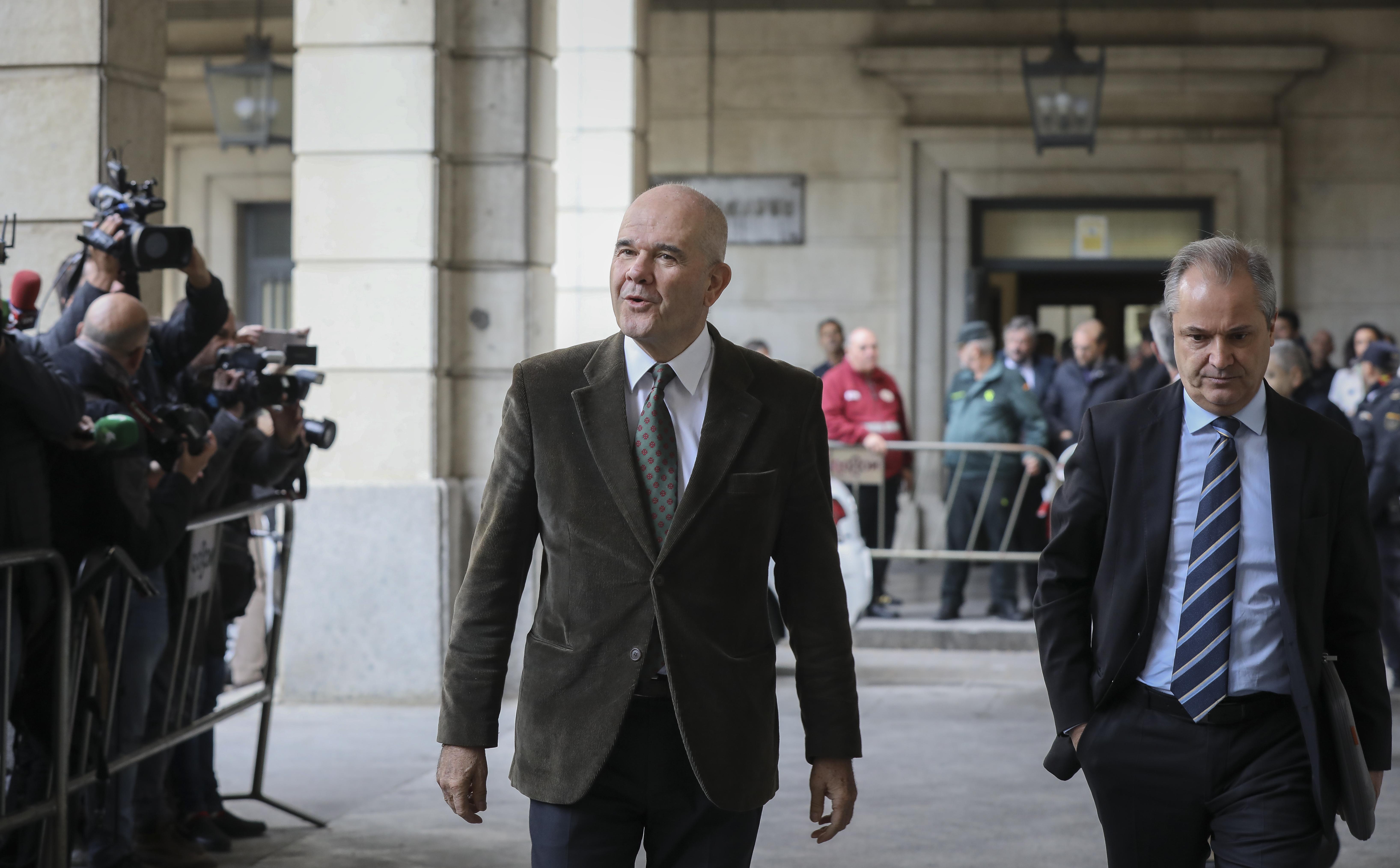 El expresidente de la Junta de Andalucía Manuel Chaves llegando al juicio del caso ERE en la Audiencia Provincial de Sevilla. Europa Press