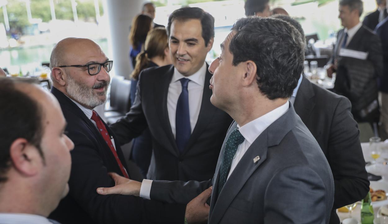 El portavoz de Vox, Alejandro Hernández, saluda a Juanma Moreno, hoy en Sevilla. MARÍA JOSÉ LÓPEZ/EP