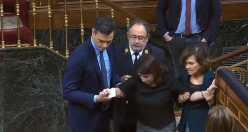 Pedro Sánchez y Carmen Calvo ayudan a Adriana Lastra tras torcerse el tobillo