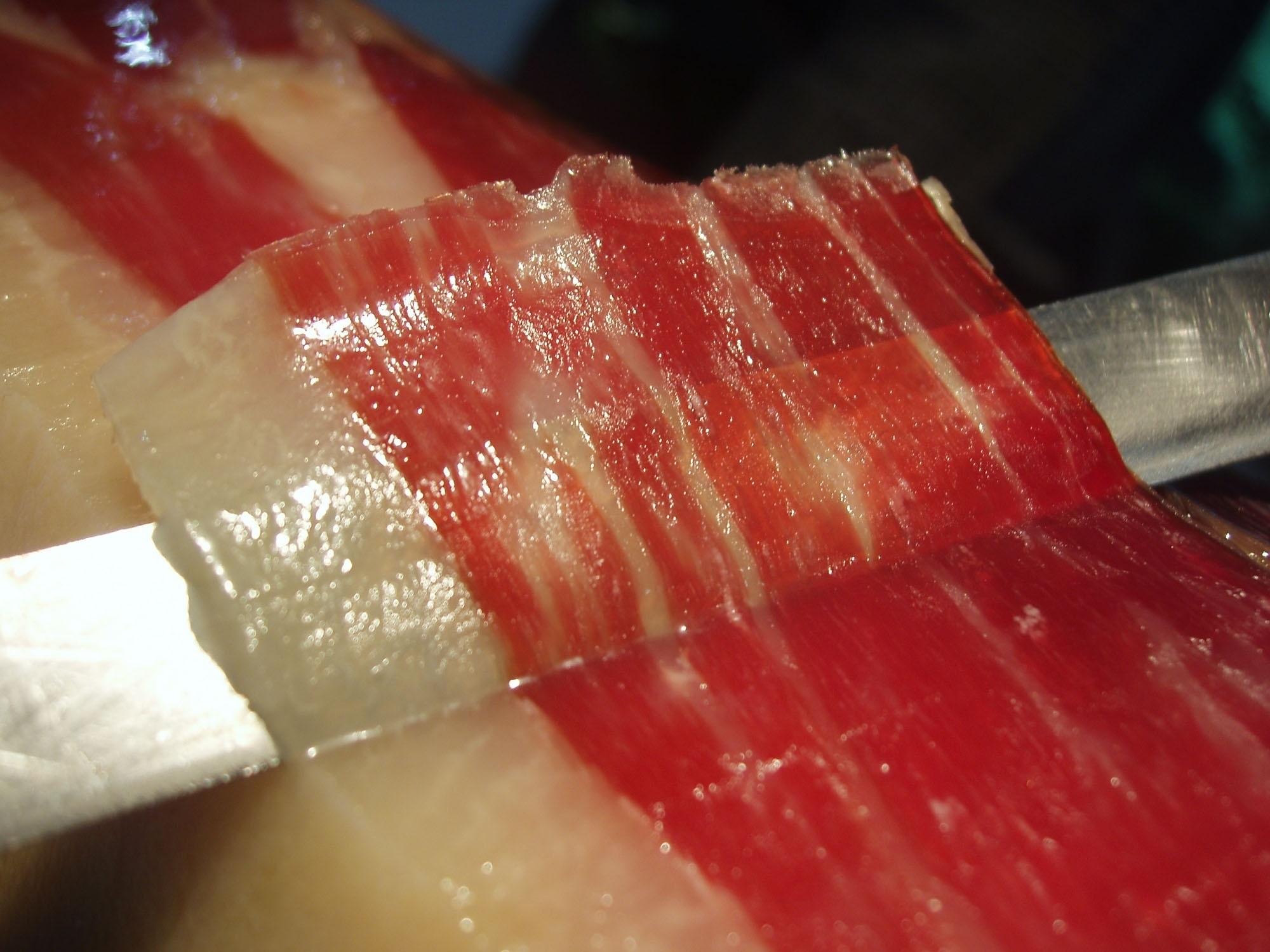 Un jamón ibérico, cortado a cuchillo