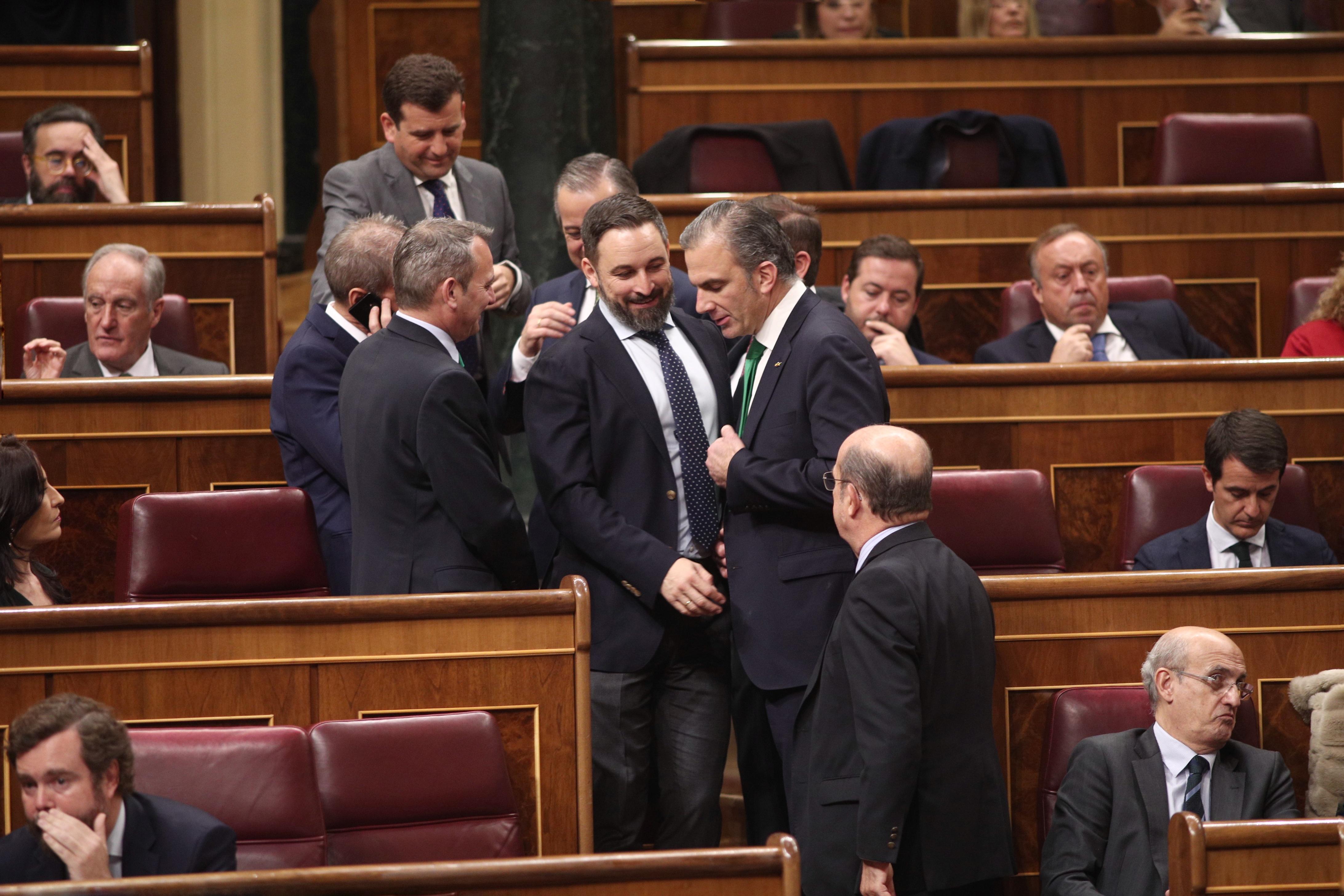 El presidente de VOX Santiago Abascal (3d) el secretario general de Vox Javier Ortega Smith (d) y el diputado de VOX  Ignacio Gil Lázaro (1d) tras el nombramiento de Gil como nu