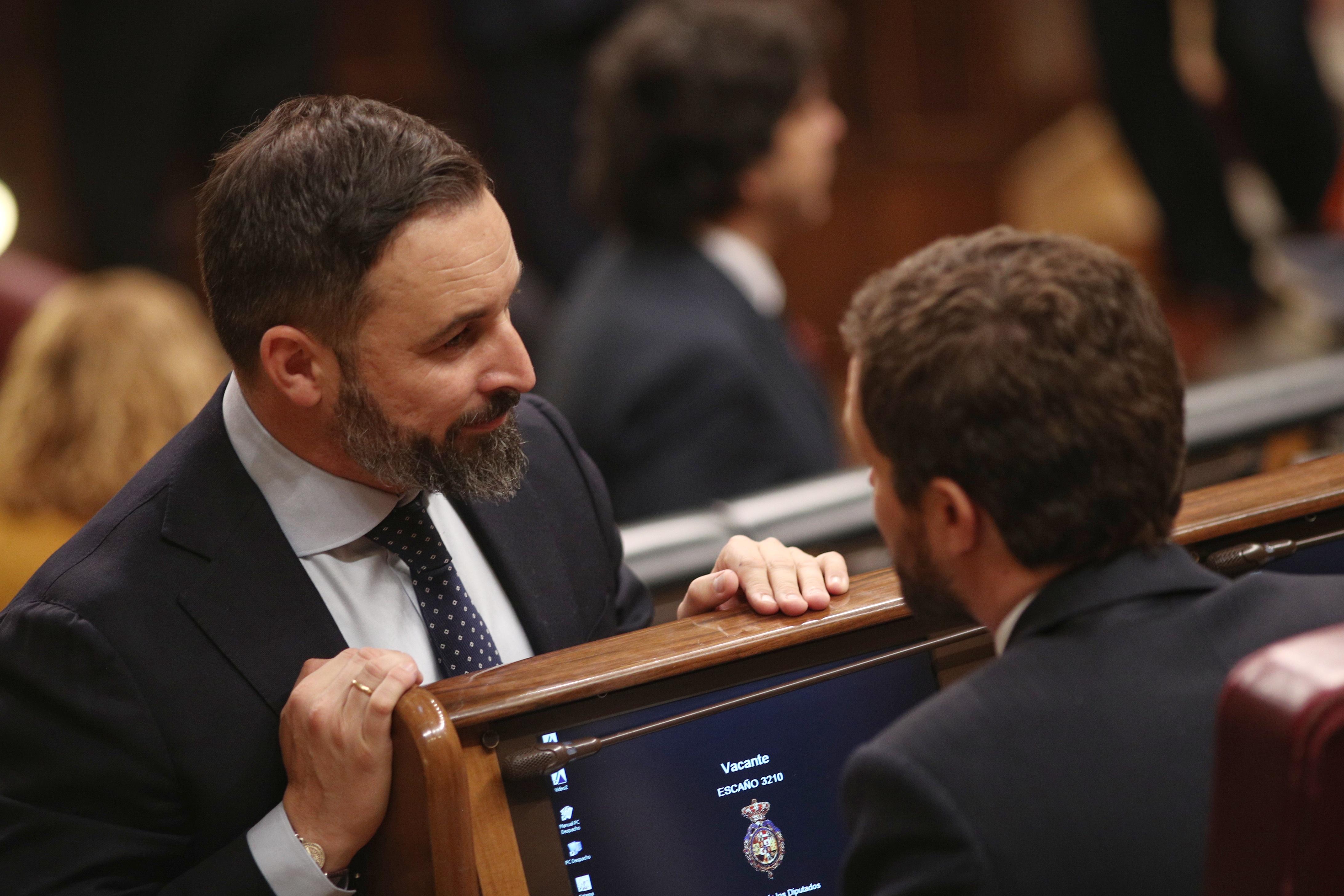 El presidente de VOX Santiago Abascal y el presidente del PP Pablo Casado hablan durante la sesión de constitución de las Cortes. Fuente: EP.