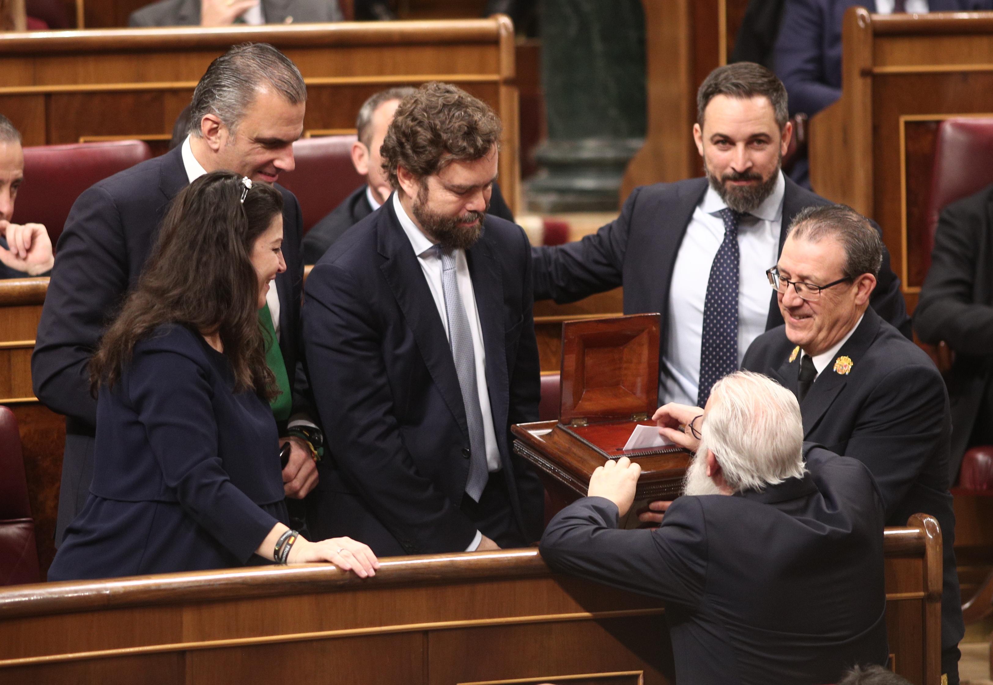 Los diputados de VOX en el Congreso; Macarena Olona; Javier Ortega Smith; Iván Espinosa de los Monteros y el presidente del partido Santiago Abascal 