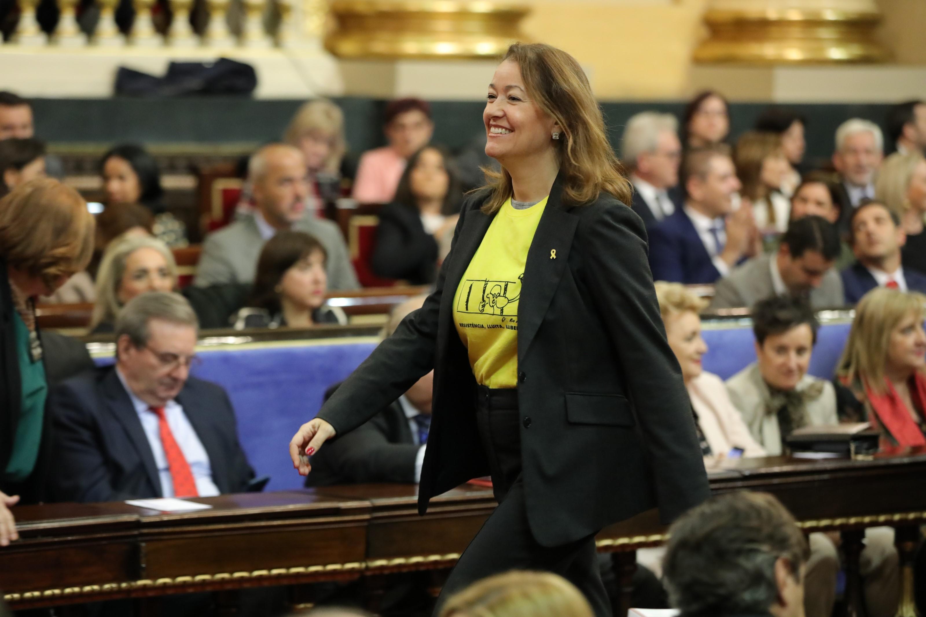 La senadora de Esquerra Republicana Laura Castel (con camiseta amarilla en honor a los presos del proces) acude a votar durante la sesión constitutiva de la XIV Legislatura en el Senado. Europa Press