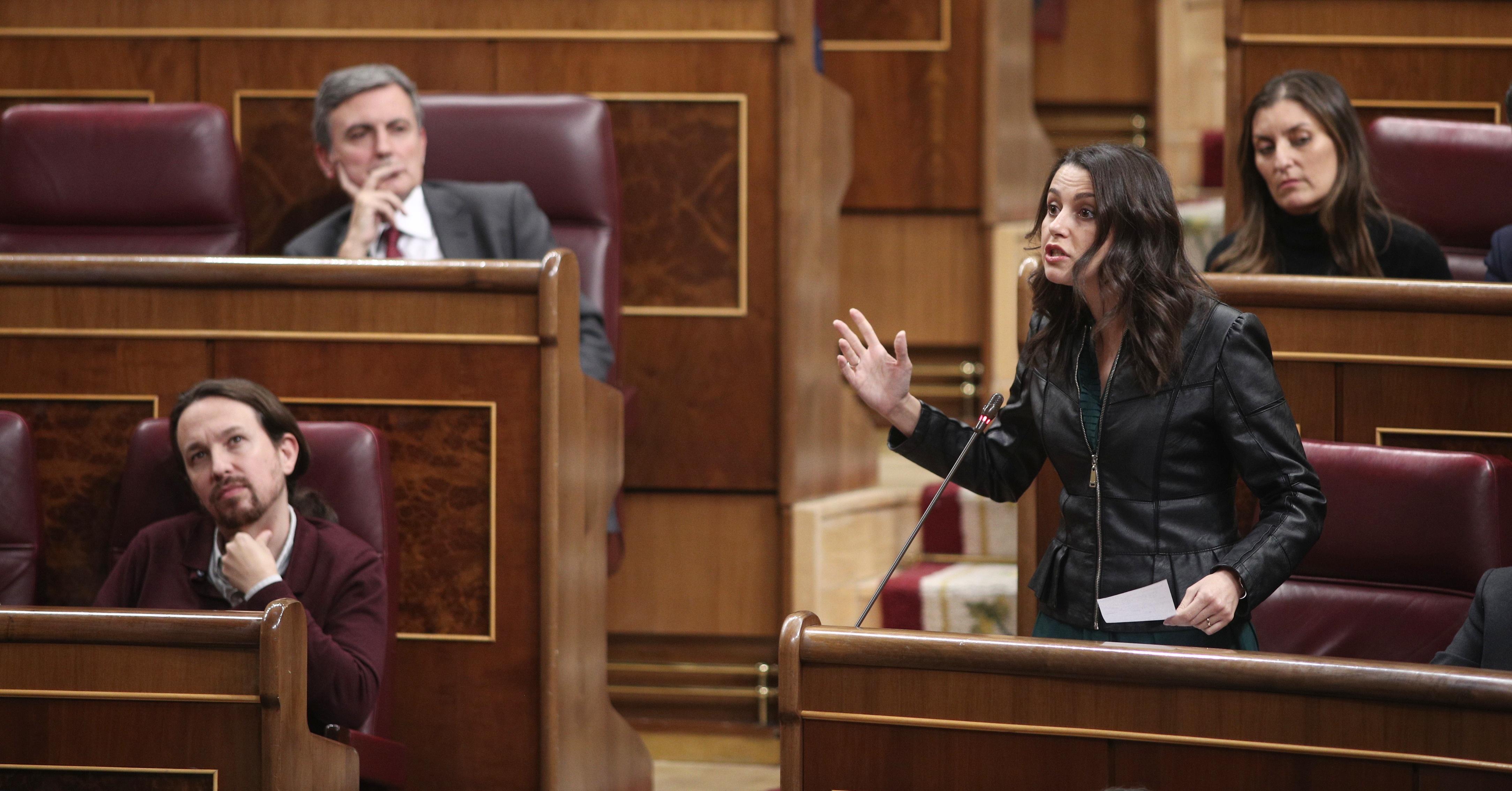 EuropaPress 2528291 La portavoz de Ciudadanos en el Congreso Inés Arrimadas durante su intervención tras jurar la Constitución durante la sesión de constitución de las Cortes para la XIV Legislatura en el Congreso de los Diputados Madr