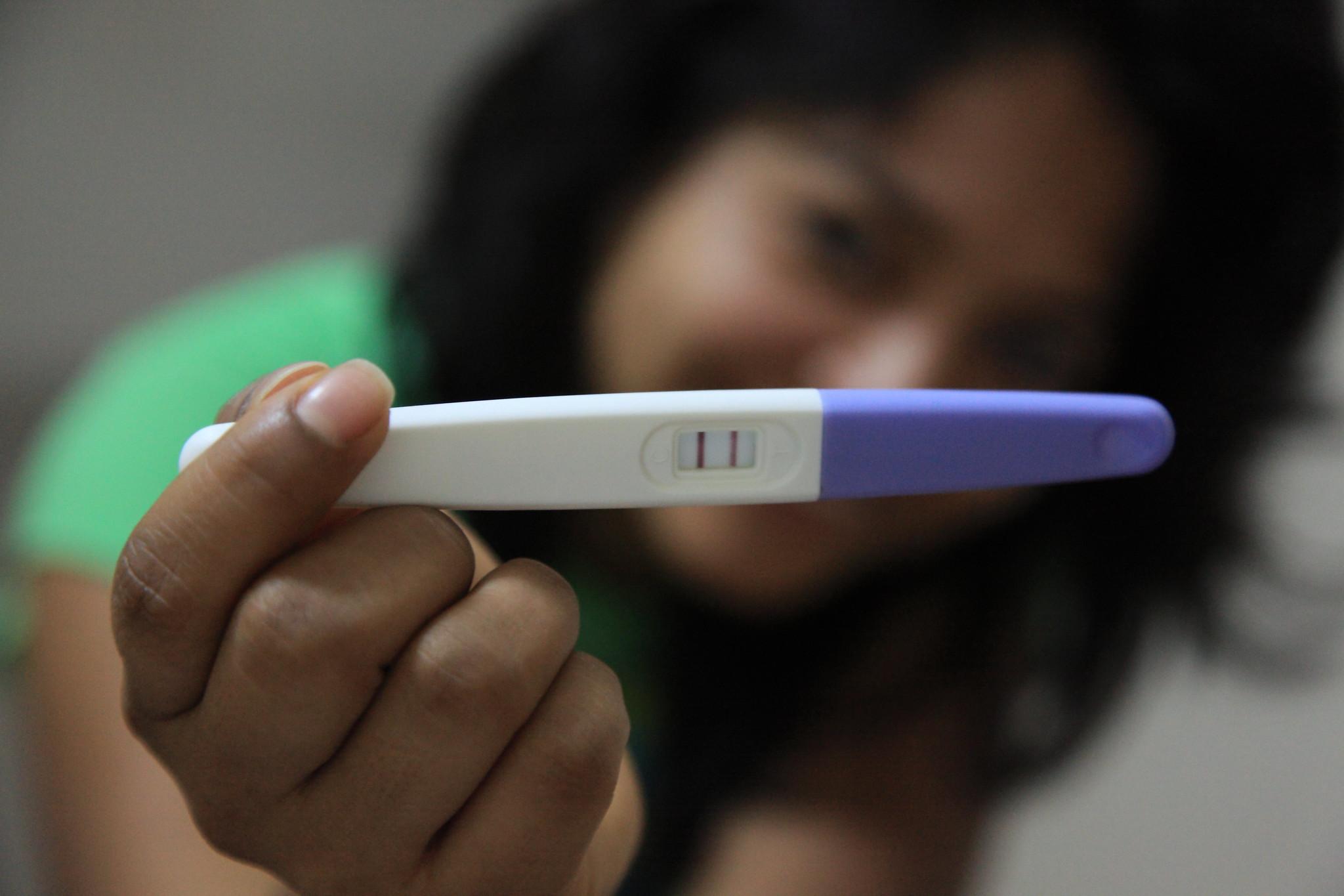 Una mujer enseña un test de embarazo. FLICKR  ESPARTA PALMA