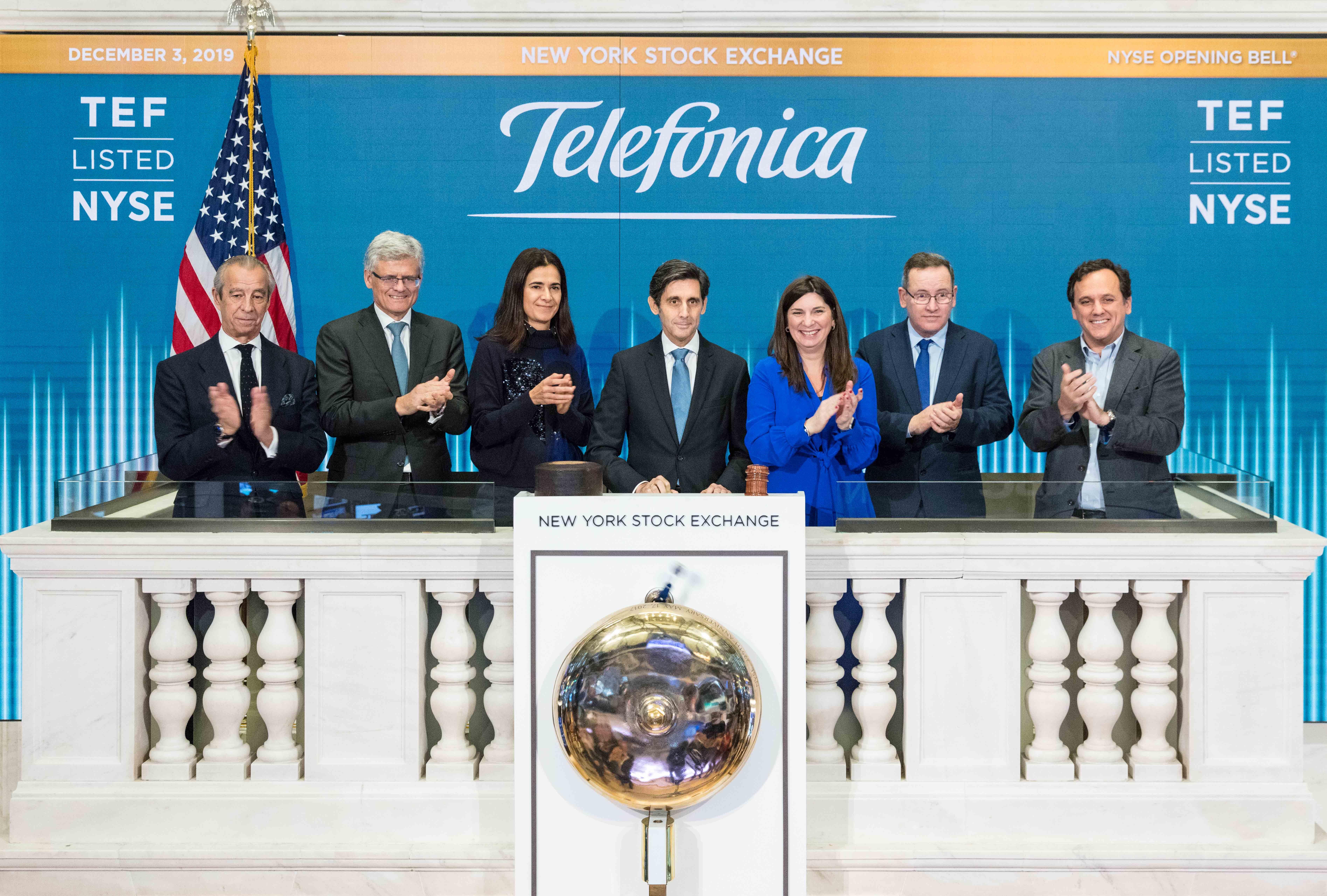 El presidente ejecutivo de Telefónica José María Álvarez Pallete protagoniza el toque de campana con el que se inicia la jornada bursátil en la Bolsa de Nueva York