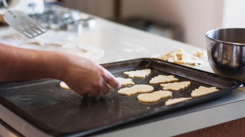 Cuando estén listas, colocamos las galletas de Navidad en la bandeja del horno. Kari Shea on Unsplash