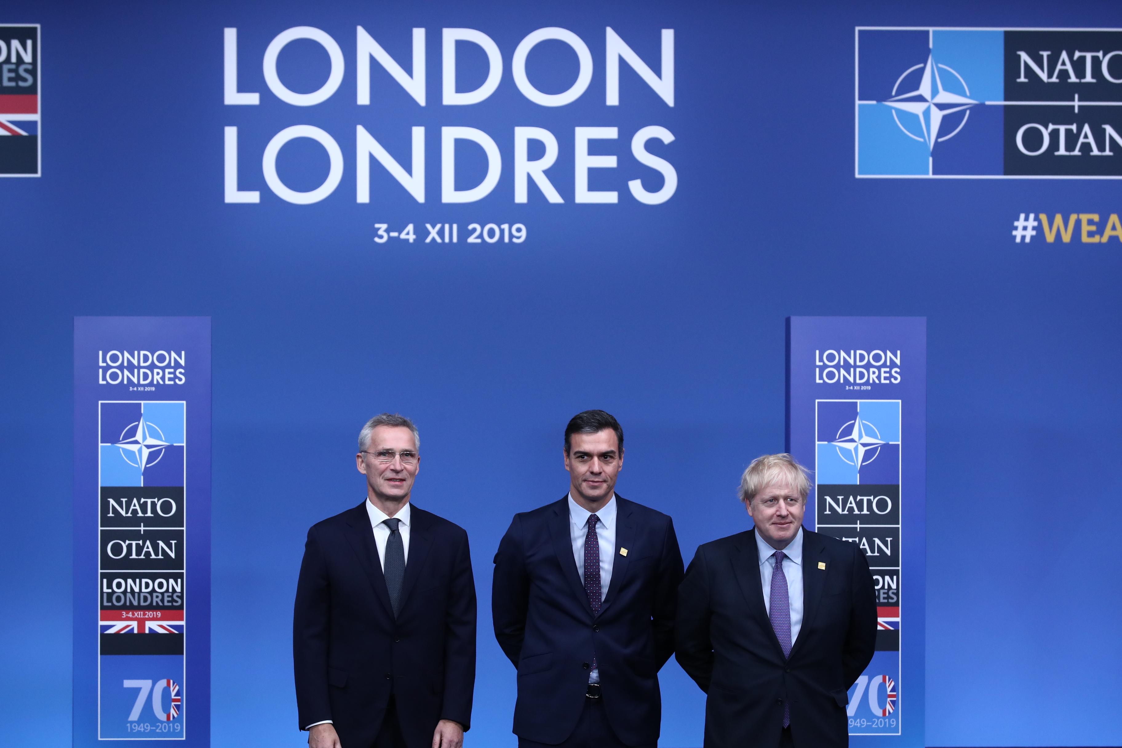 Pedro Sánchez, junto a Boris Johnson, en la cumbre de líderes de la OTAN. Moncloa.