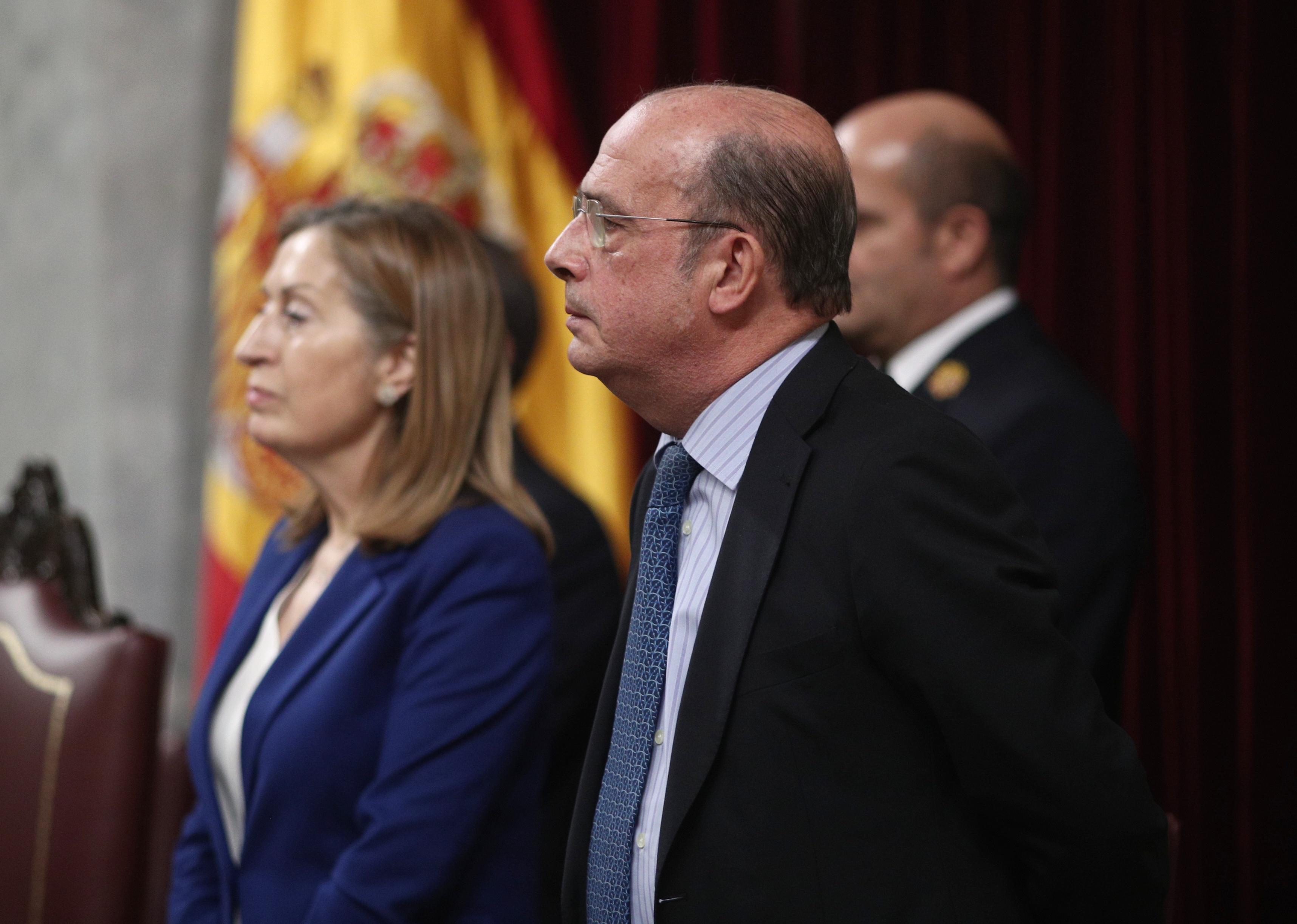 La vicepresidenta segunda del Congreso Ana Pastor (PP) y el vicepresidente cuarto del Congreso Ignacio Gil Lázaro (VOX) durante la sesión de constitución de las Cortes para la XIV Legislatura 