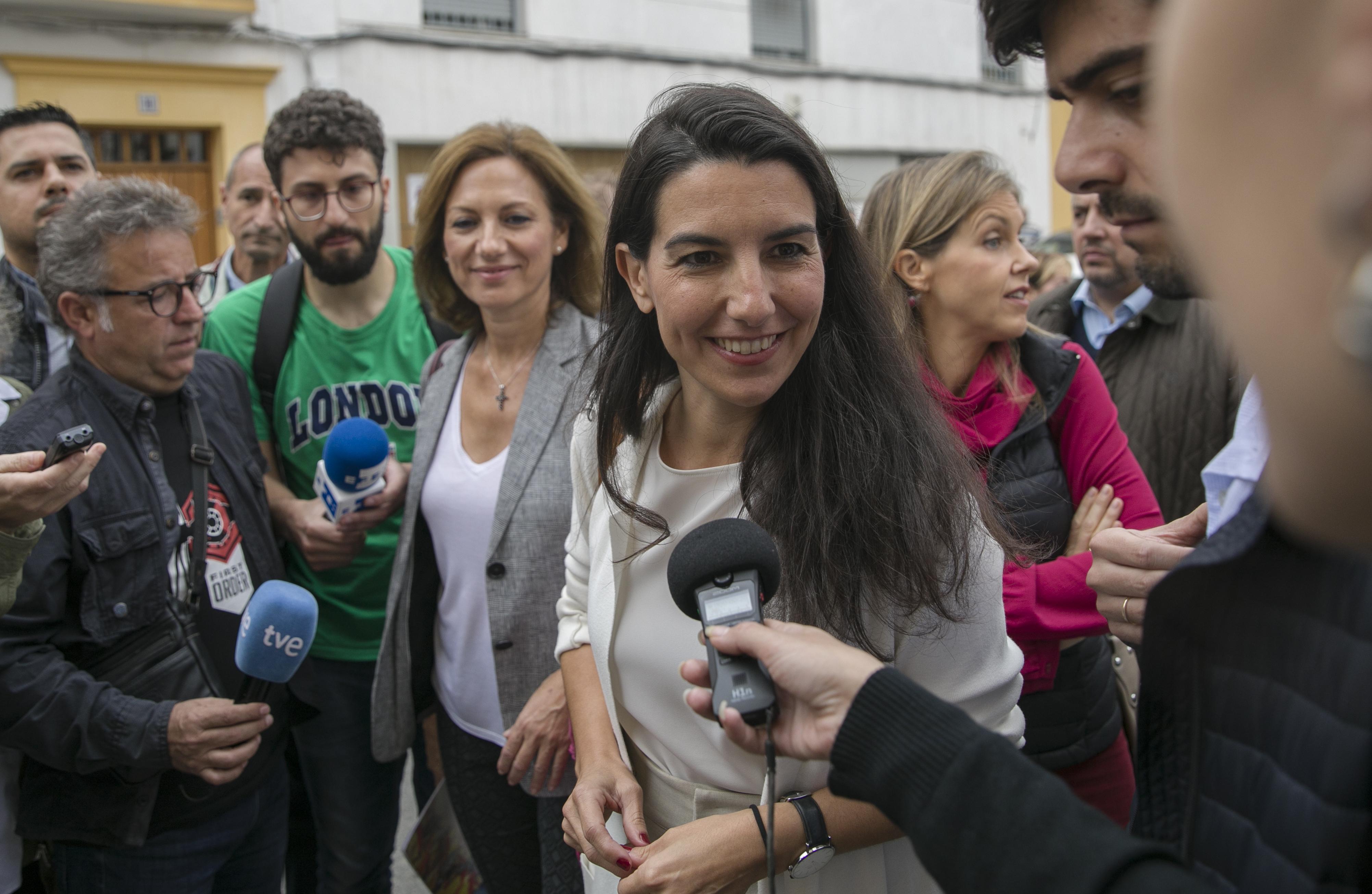 La presidenta de Vox Madrid, Rocío Monasterio, atiende a medios a las puertas del Centro Mena en Sevilla. EP