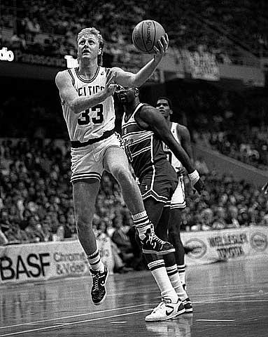 Larry Bird entra a canasta. Wikipedia