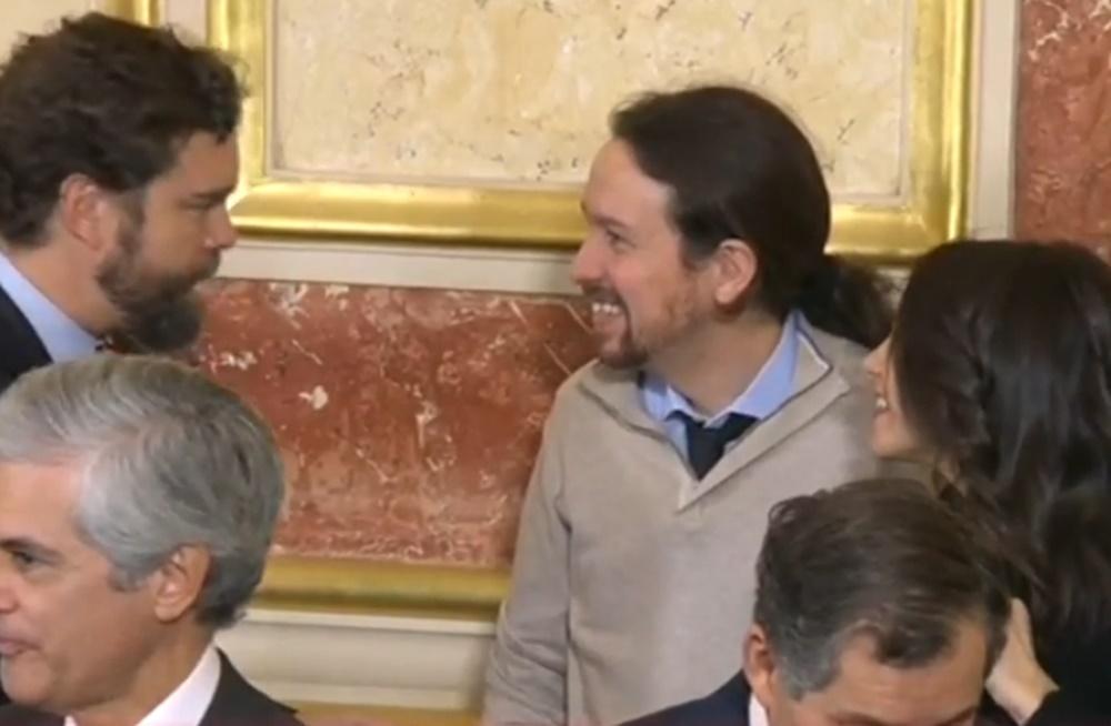 Espinosa de los Monteros, Pablo Iglesias e Inés Arrimadas charlando en el Salón de Pasos Perdidos. 