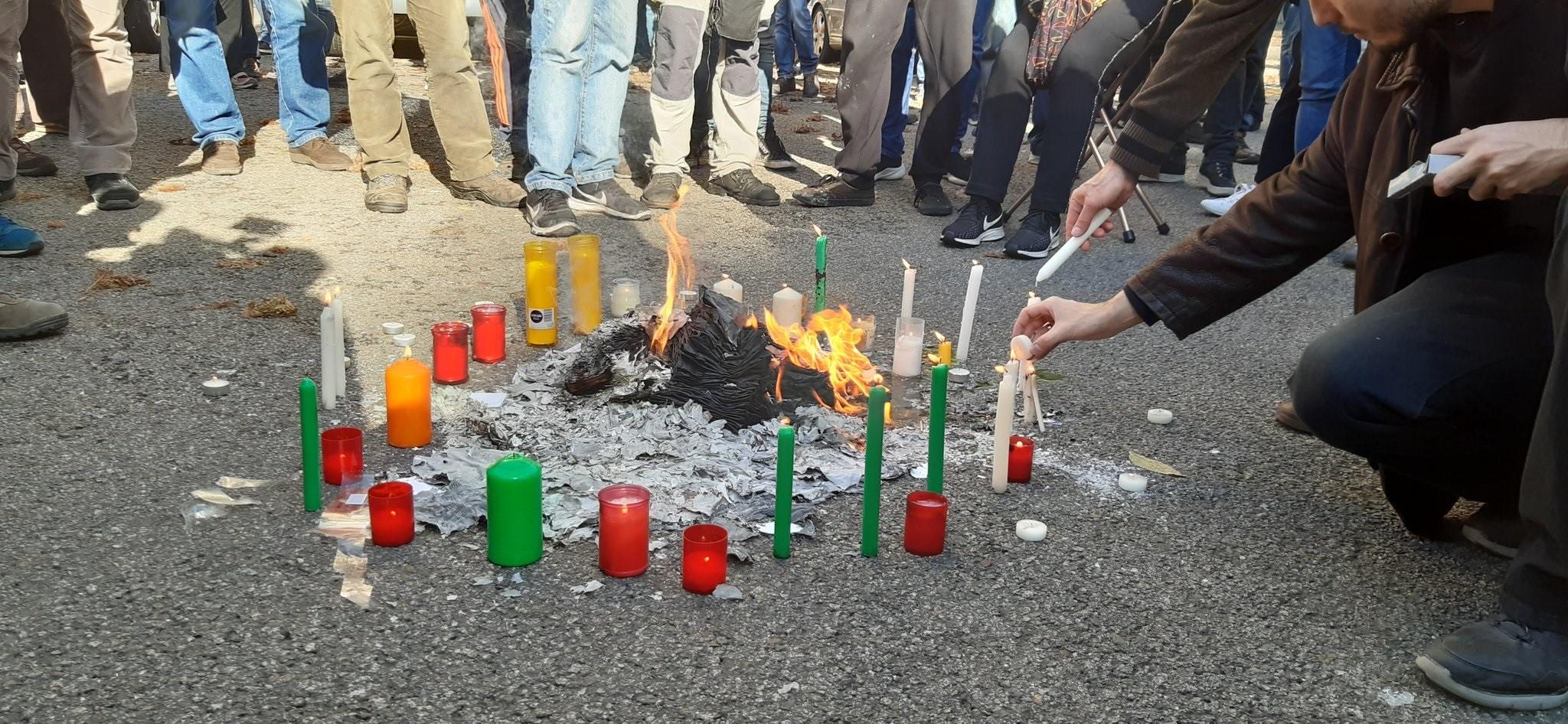 Varios independentistas queman fuego a ejemplares de la Constitución. EP