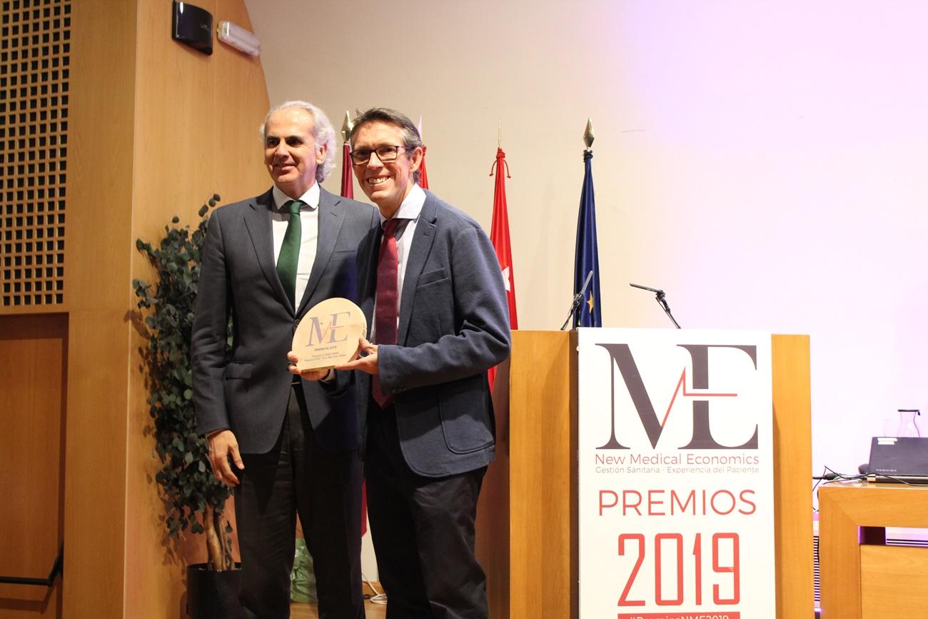 El Dr. Rey, recoge el premio NME 2019 de manos de Ruíz Escudero.