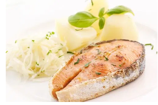 El salmón es un pescado muy saludable recomendado para proteger al organismo El salmón es un pescado muy saludable recomendado para proteger al organismo