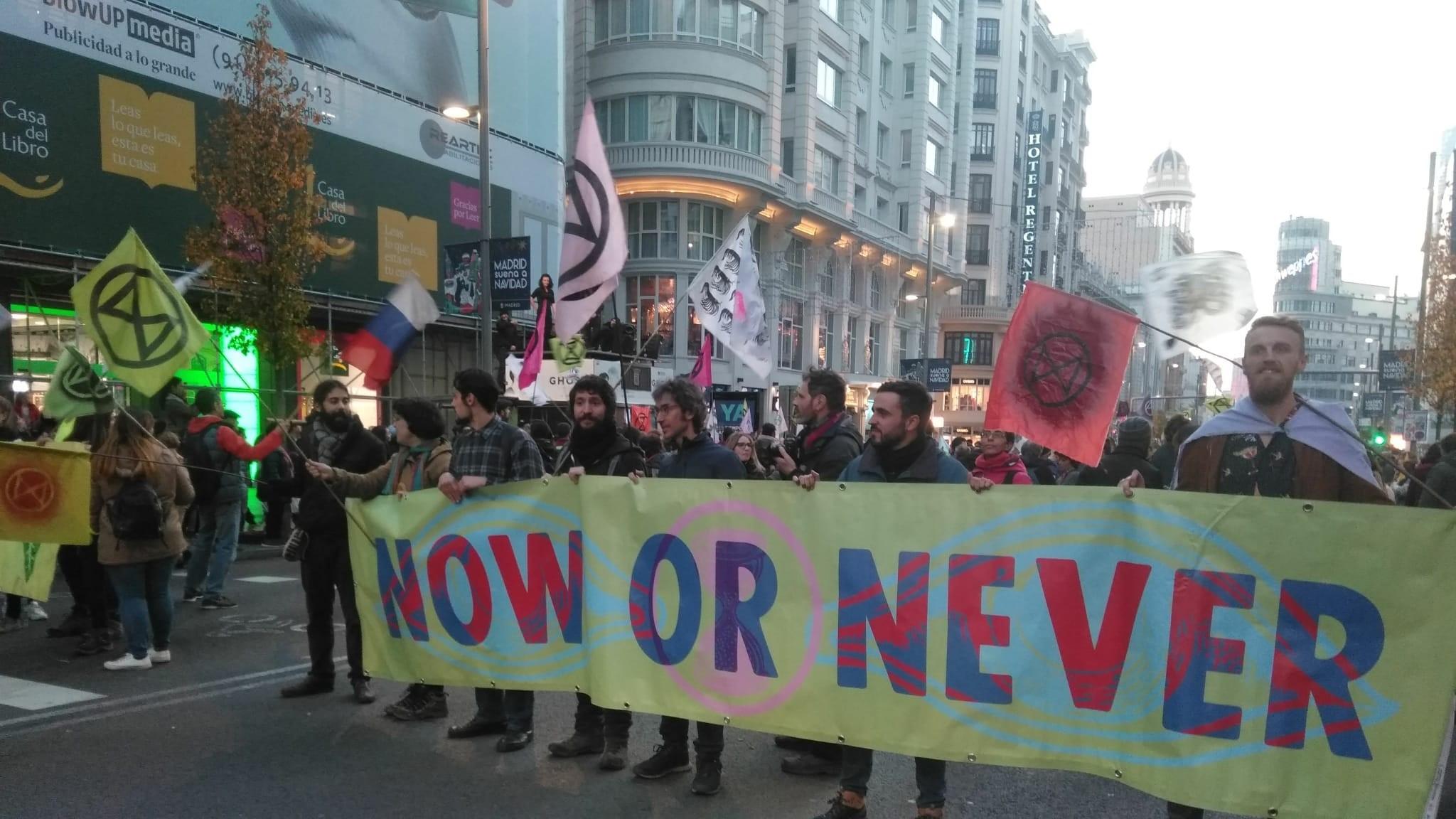 Manifestantes bloquean la Gran Vía para exigir a la COP25 que tome acciones efectivas ante la urgencia climática