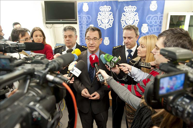 El delegado del Gobierno en Murcia, Joaquín Bascuñana (c), junto al comisario jefe de Cartagena, Alfonso Navarro (d)