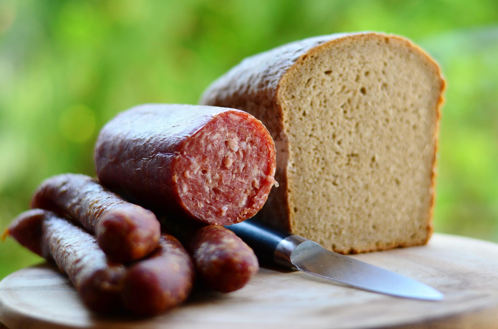 Una ristra de chorizo junto a un pedazo de pan. PIXABAY