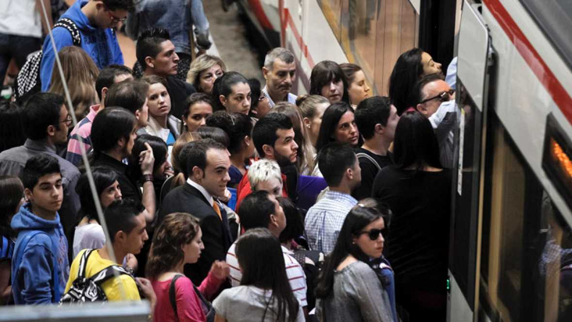 Aglomeración de personas en la subida a un tre del Cercanías de Madrid. Archivo