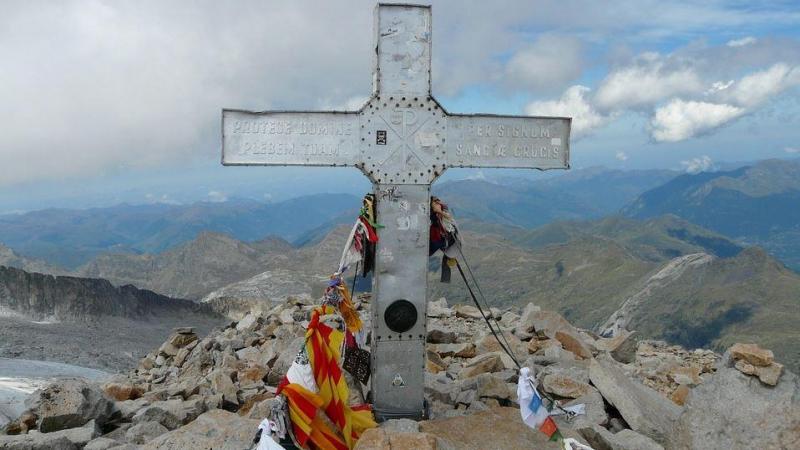 Cruz en la cumbre del Pico Aneto.