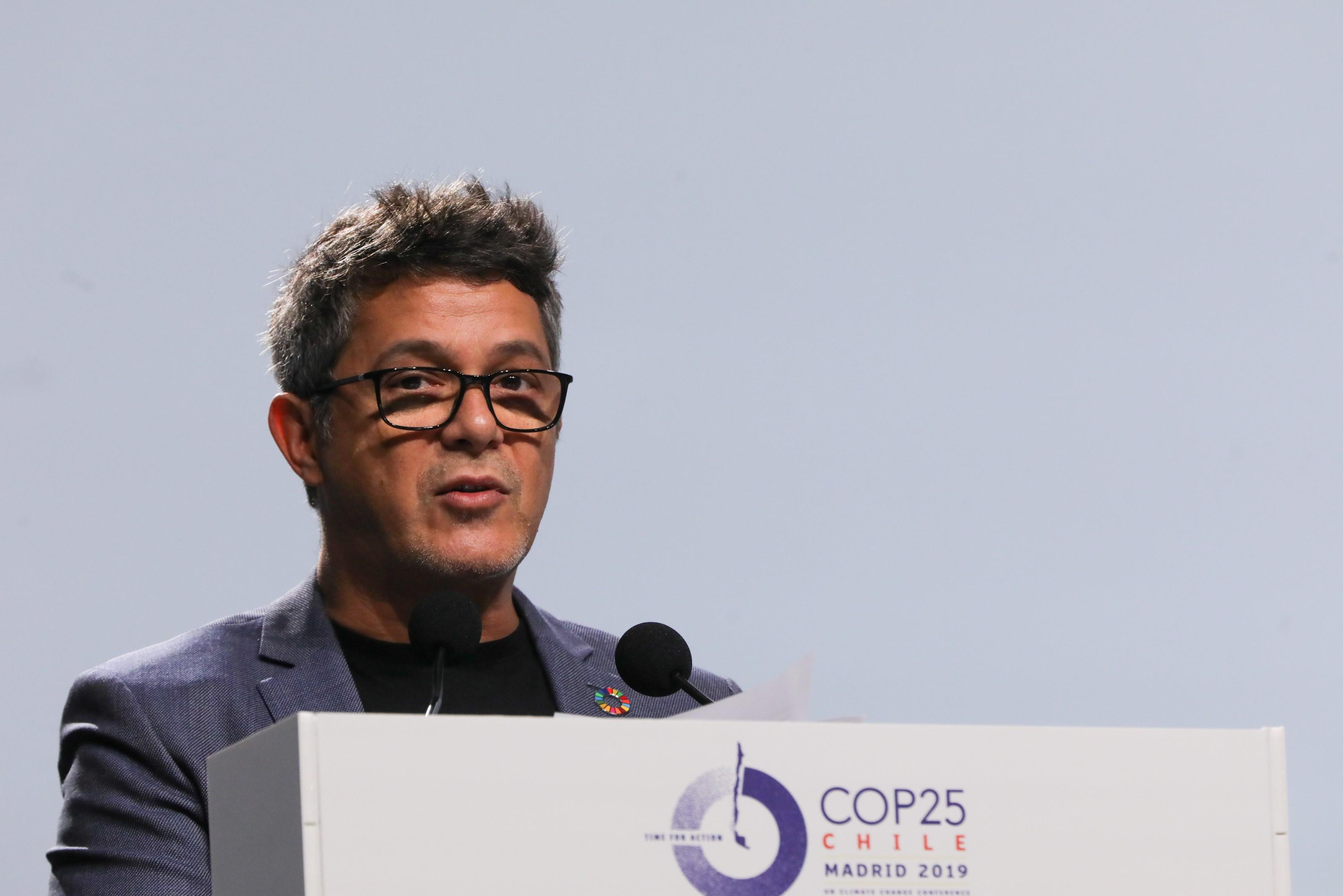 El cantante Alejandro Sanz durante su intervención en la Cumbre del Clima. Fuente: Europa Press.