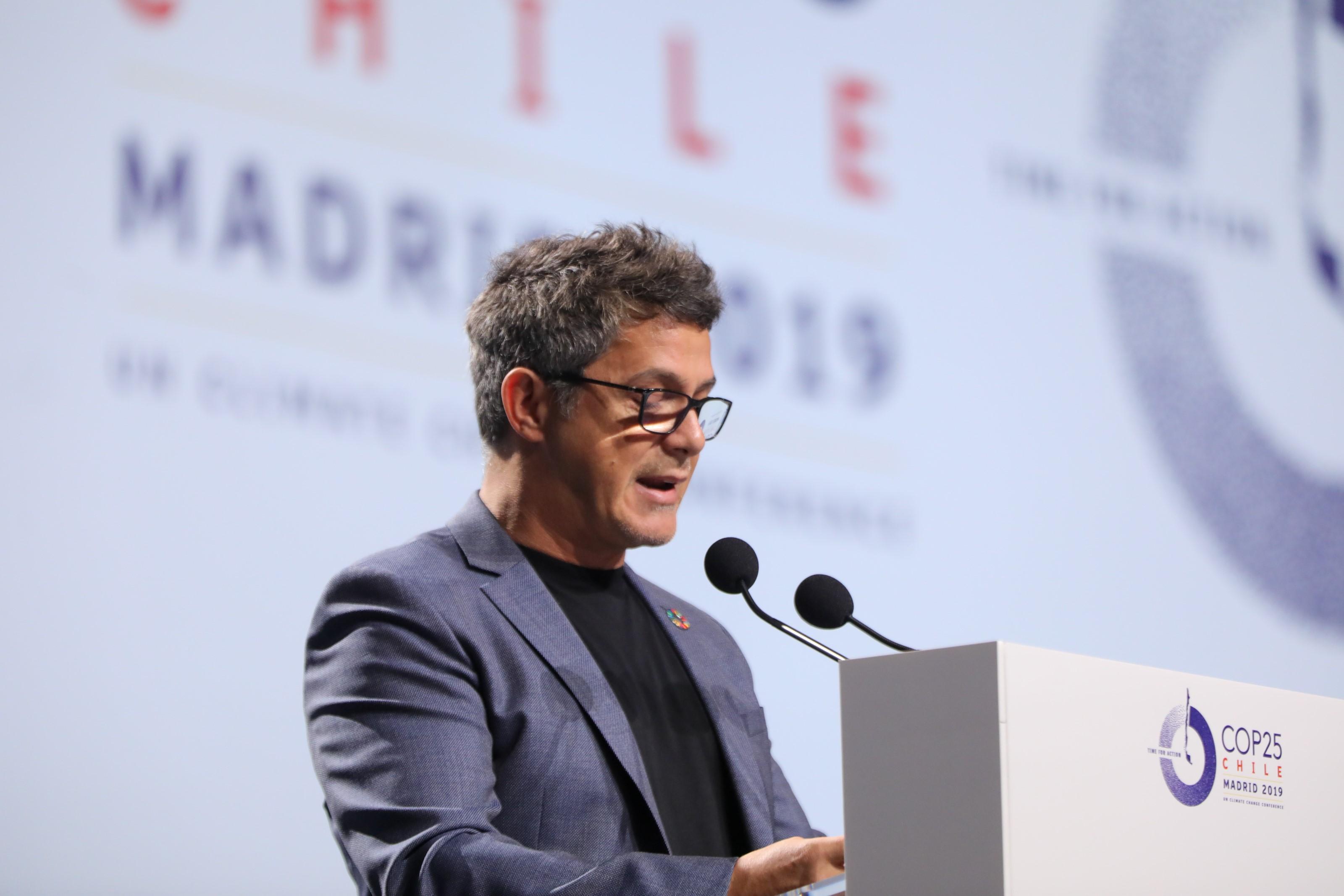 El cantante Alejandro Sanz durante su intervención en la ceremonia de inauguración del tramo de Alto Nivel de la Cumbre del Clima durante la novena jornada de la Cumbre del Clima (COP25) 