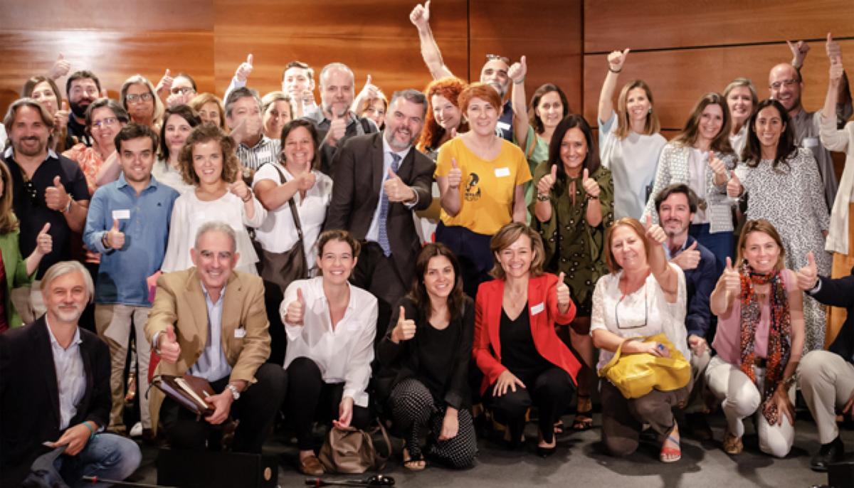 Empleados del Banco Santander, durante un evento donde se celebraban los trabajos de voluntariado social que se pueden desarrollar en la organización copia