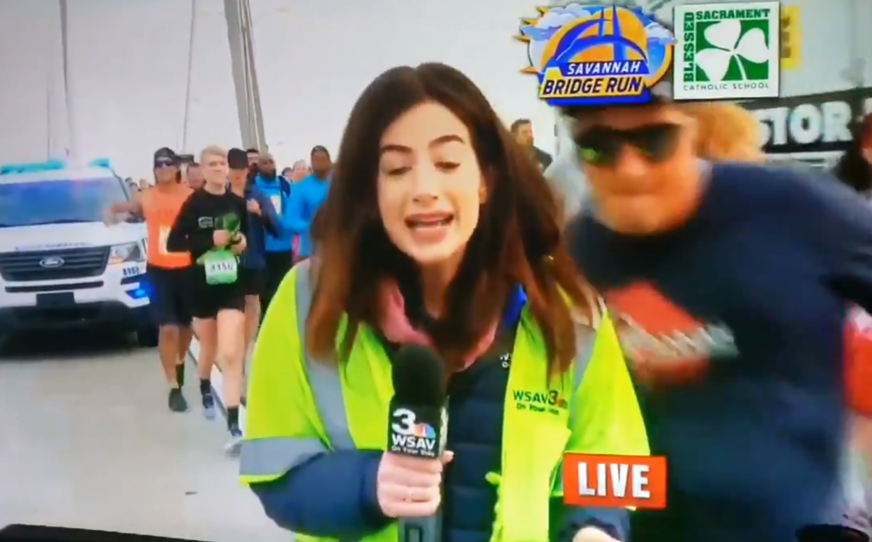 Un corredor toca el culo a una reportera en directo