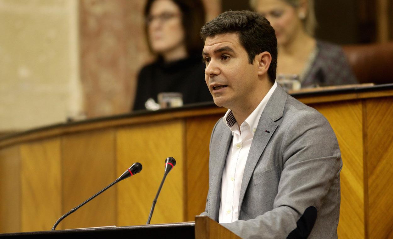 La fiereza antisocialista de Sergio Romero (Cs) contrasta con la tibieza de su partido con la corrupción del PP en Madrid.