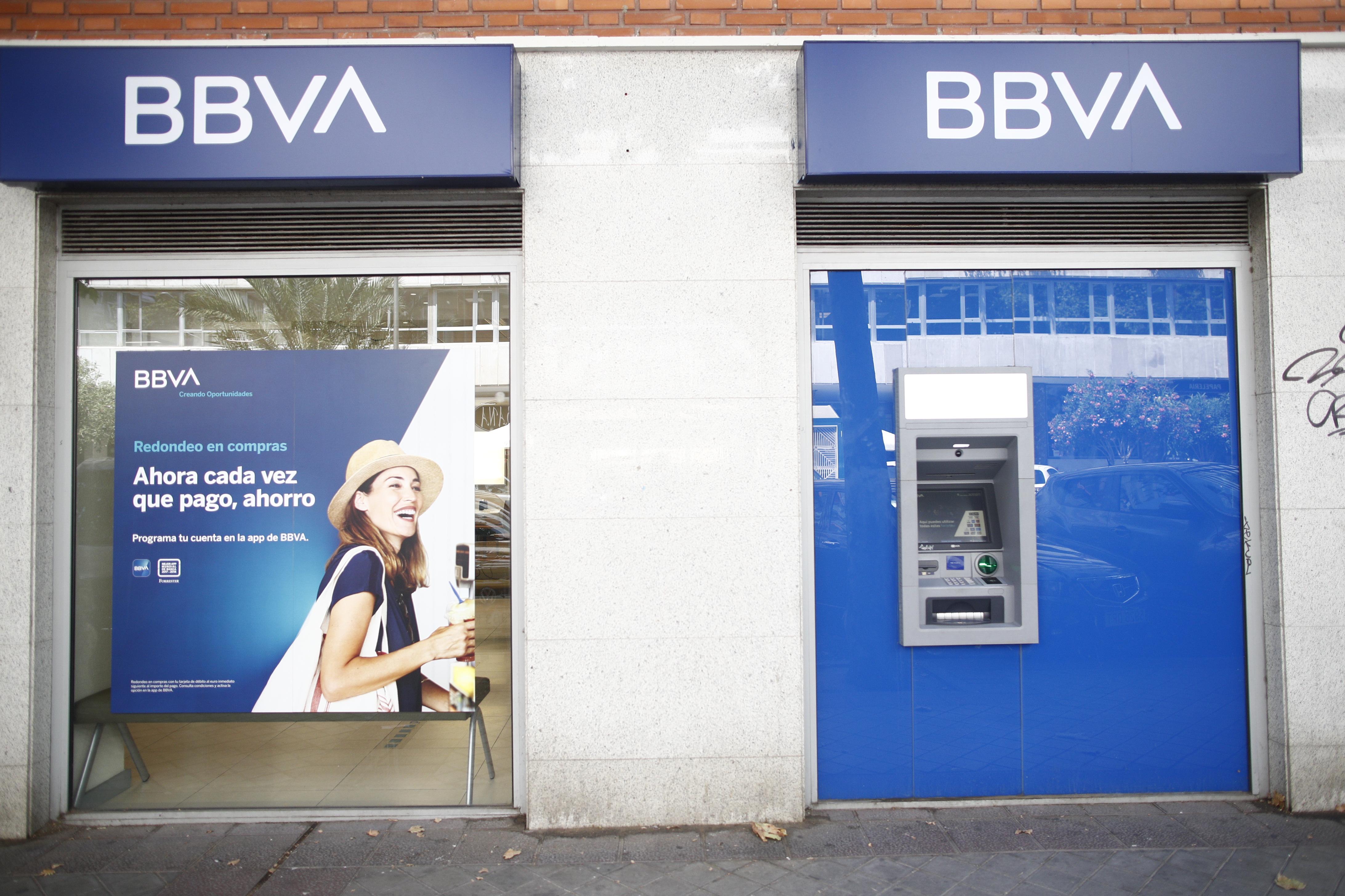 Imagen de una oficina y cajero del BBVA en Madrid con su nuevo logo 