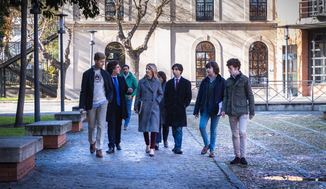 Cayetana Álvarez de Toledo paseando junto a alumnos de la Carlos III