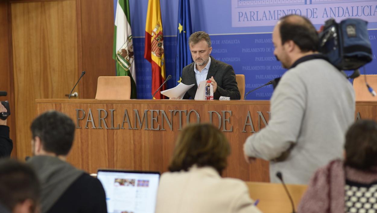 El portavoz sociliasta, José Fiscal, ayer en rueda de prensa.