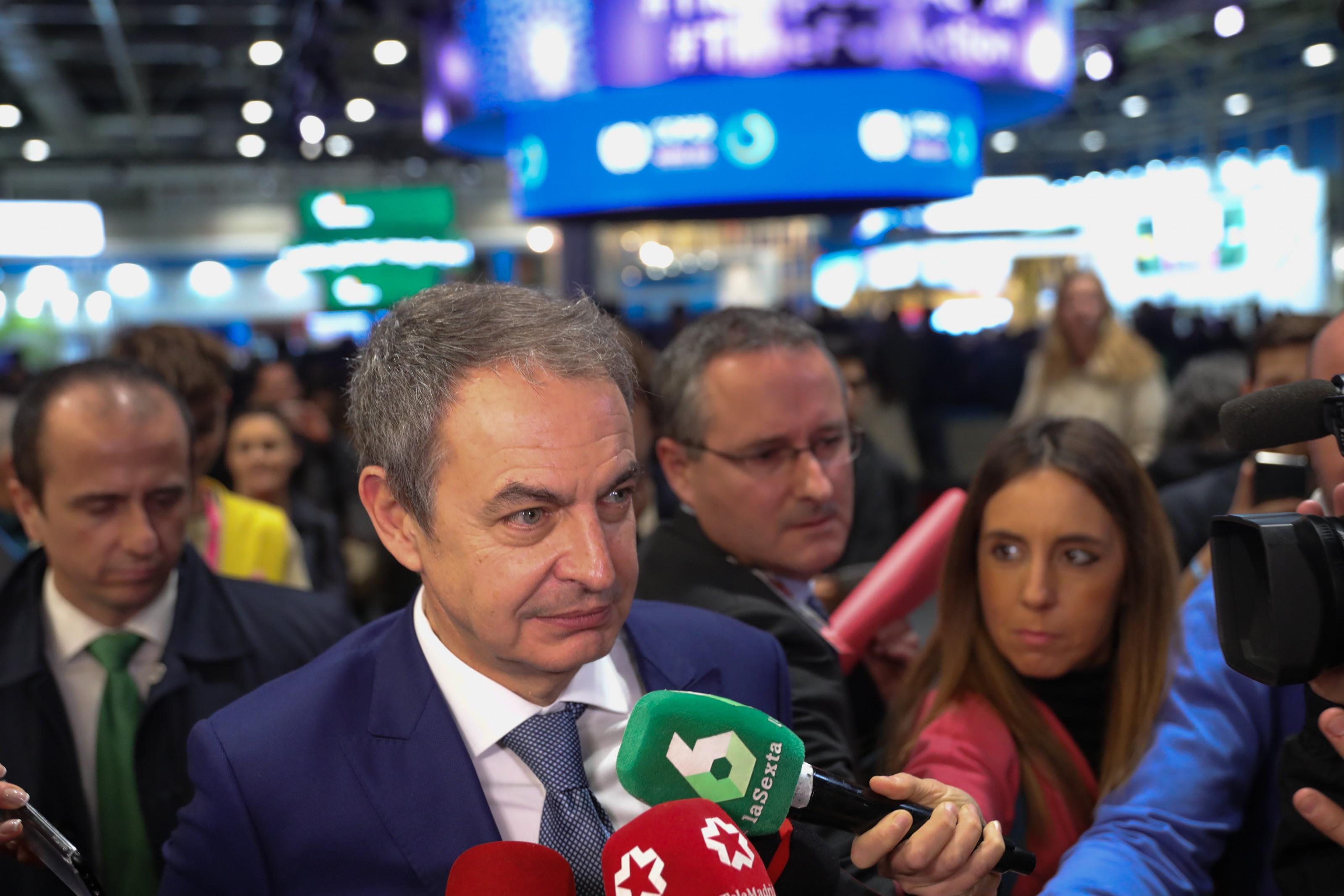 El expresidente del Gobierno José Luis Rodríguez Zapatero atiende a los medios de comunicación tras el acto 'La agenda de las agendas' en la undécima jornada de la Cumbre del Clima (COP25) 