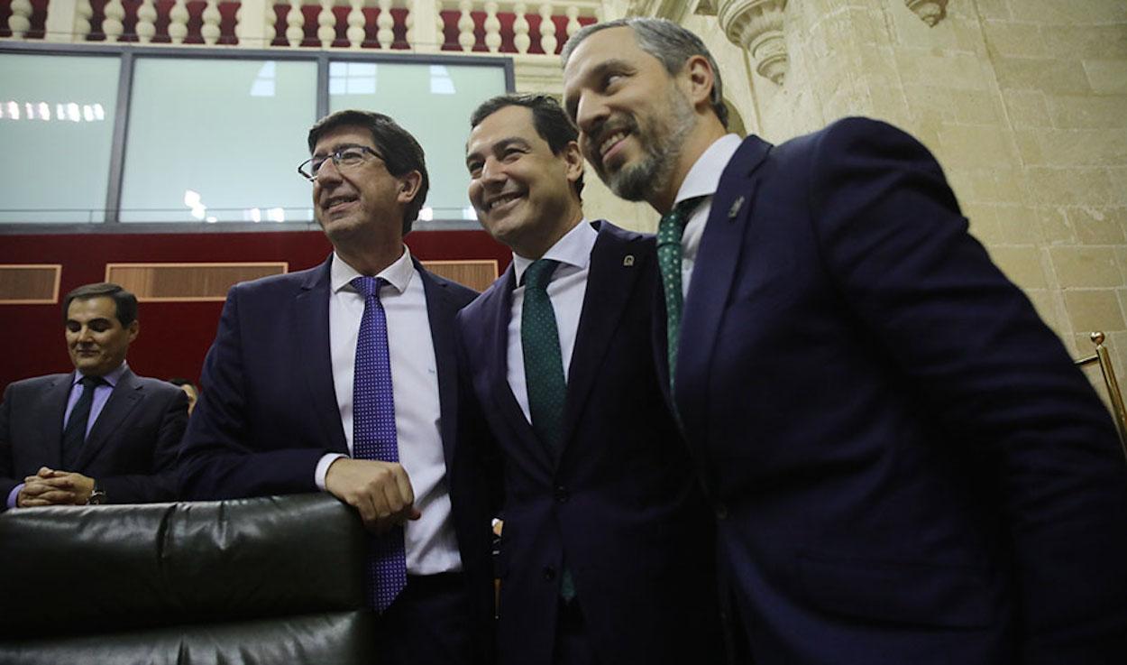 El presidente Juanma Moreno, flanqueado por el vicepresidente Juan Marín y el consejero de Hacienda Juan Bravo.