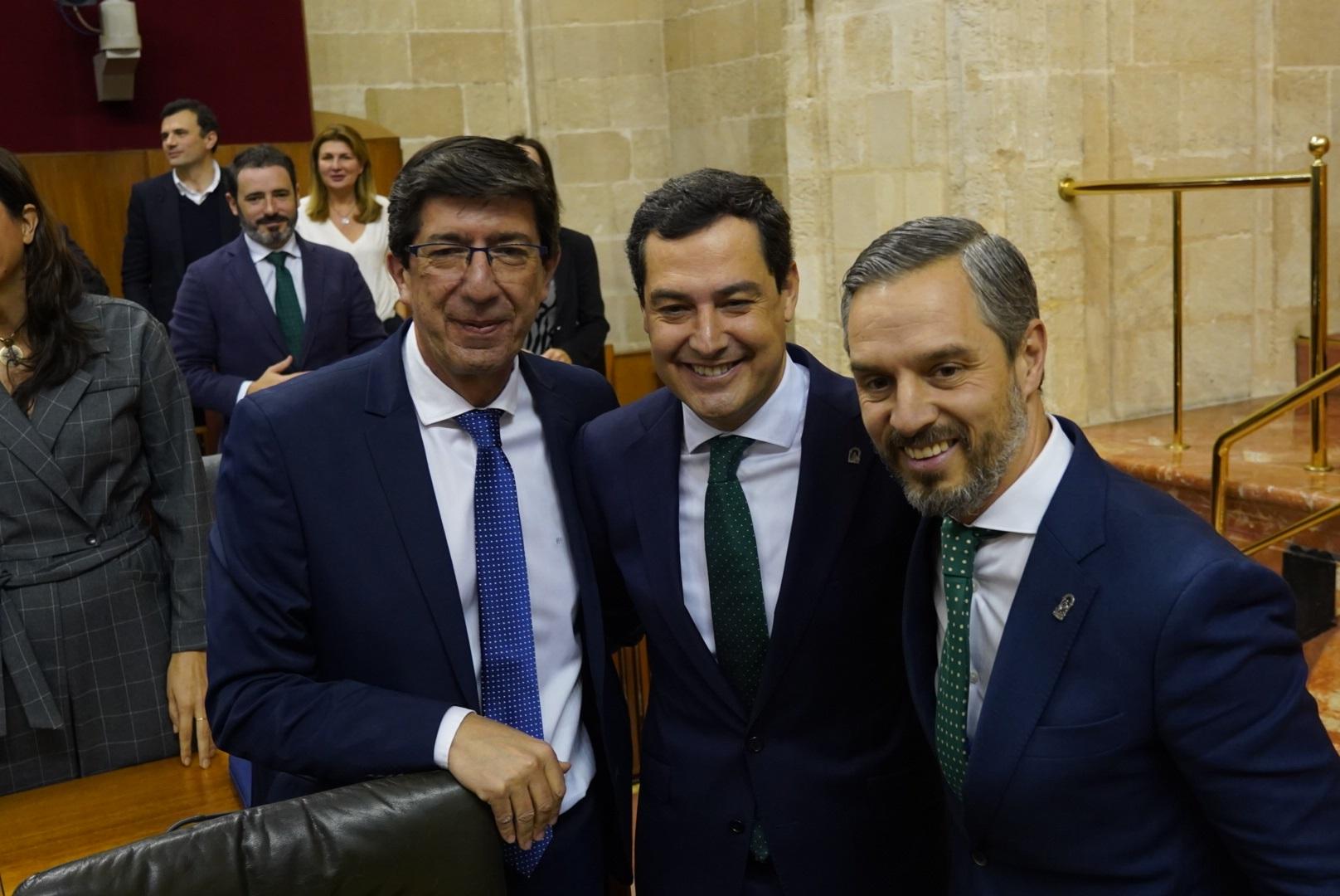 Juan Marín, Juanma Moreno y Juan Bravo tras aprobar los presupuestos para 2020. Europa Press