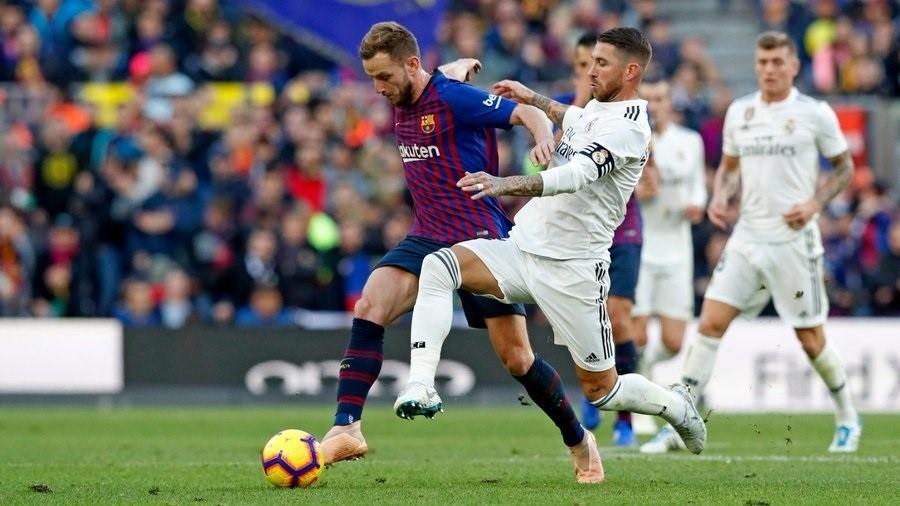 Ivan Rackitic y Sergio Ramos, durante un Fútbol Club Barcelona - Real Madrid