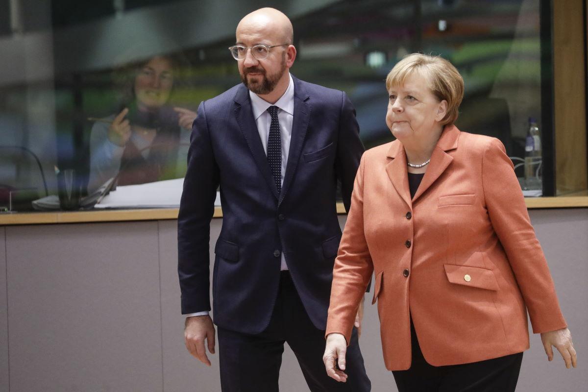 El presidente de la Comisión europea, Charles Michel, y la canciller alemana, Angela Merkel, durante la celebración del Consejo europeo en Bruselas. (Europa Press)