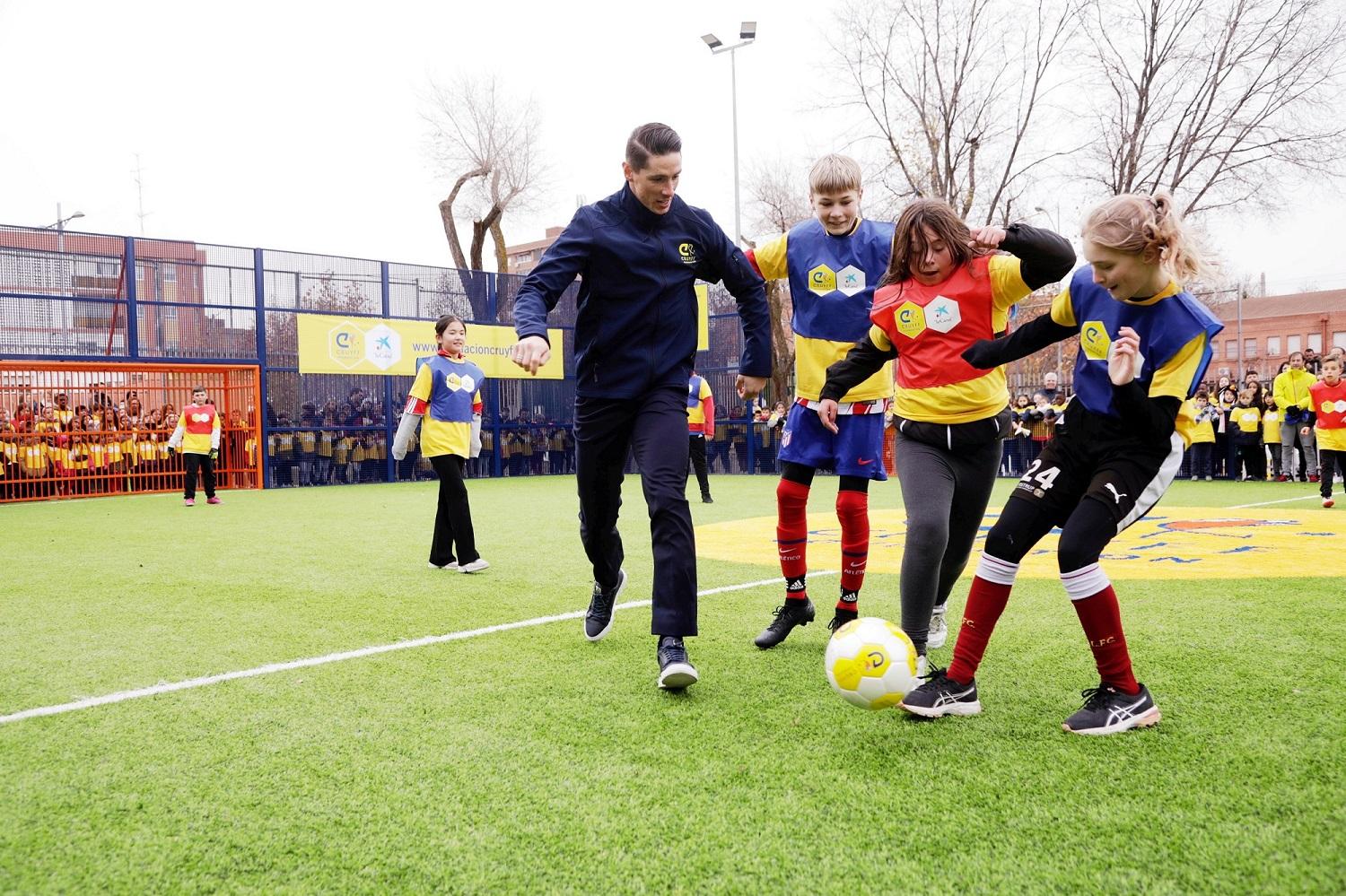 Fernando Torres, jugando con los niños de su antiguo barrio en Fuenlabrada, donde se ha inaugurado el primer Cruyff Court de la Comunidad de Madrid