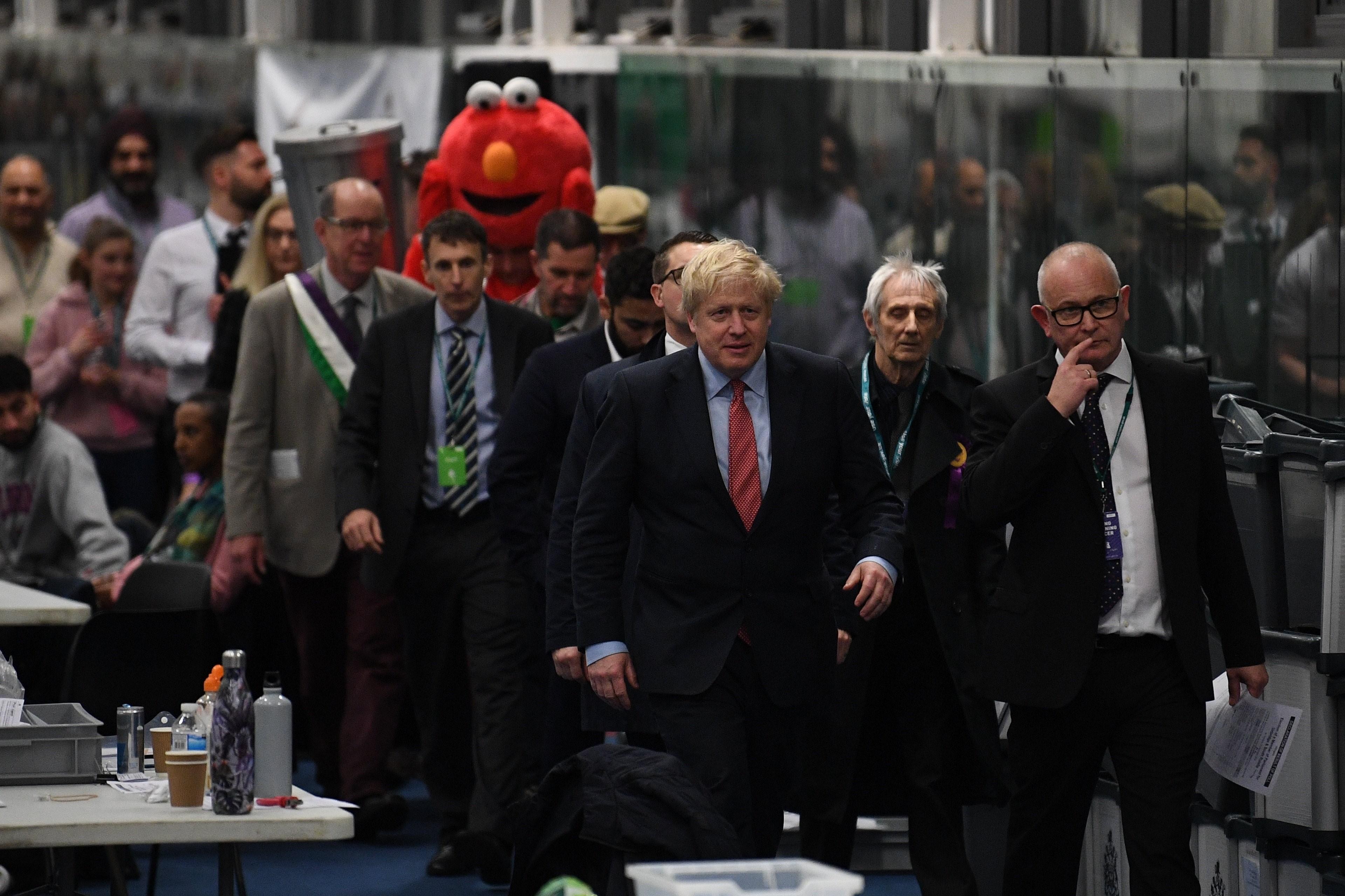 El líder del Partido Conservador de Reino Unido, Boris Johnson, en el recuento de las elecciones.