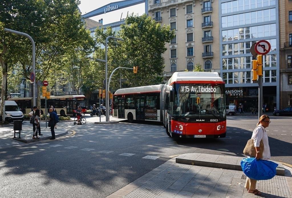 Bus V15 en el giro de avenida Diagonal y Via Augusta. EP