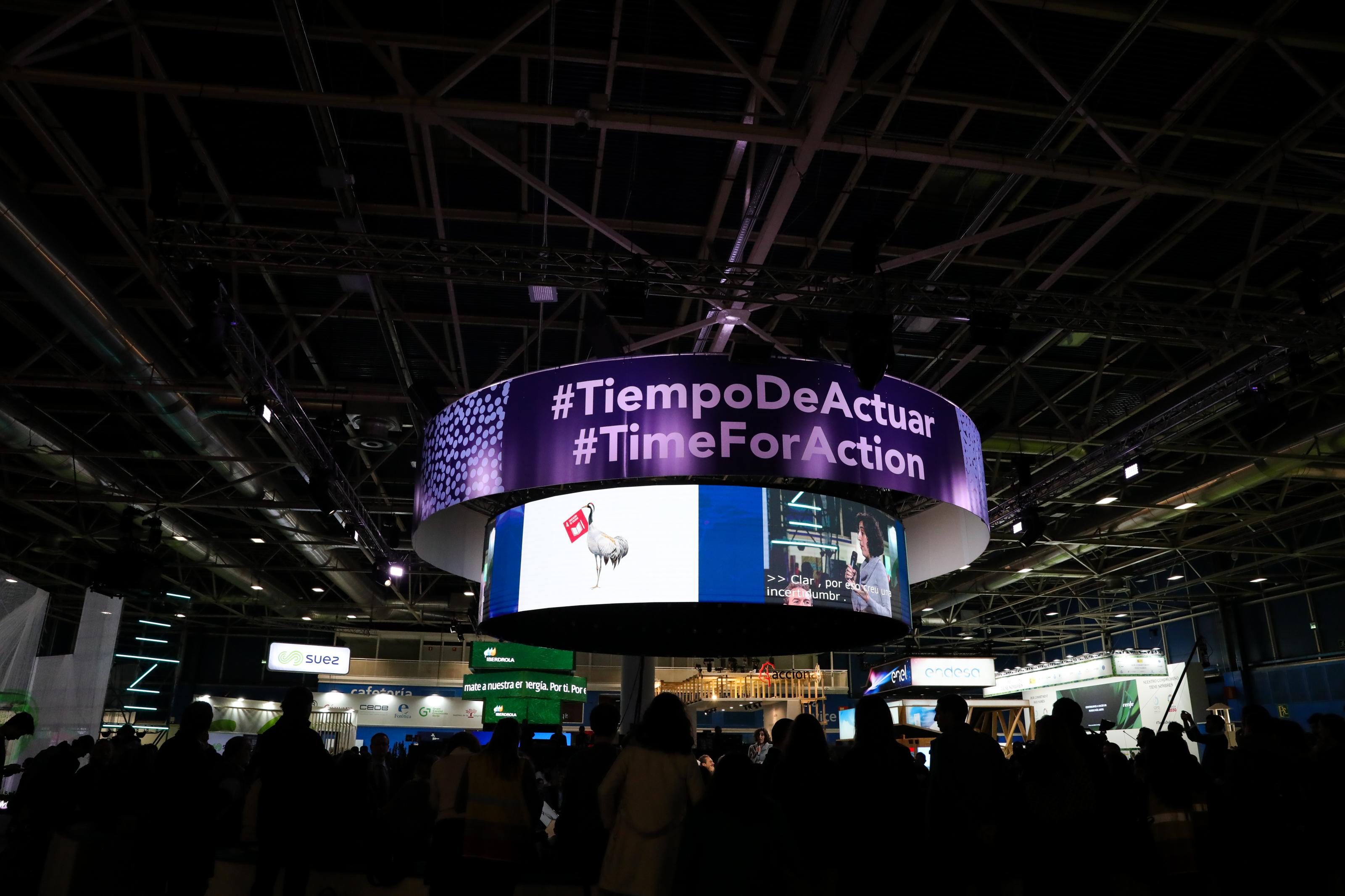 Panel luminoso circular en el que se lee Tiempo de Actuar  en la Cumbre del Clima (COP25) en Ifema Madrid (España) a 12 de diciembre de 2019 