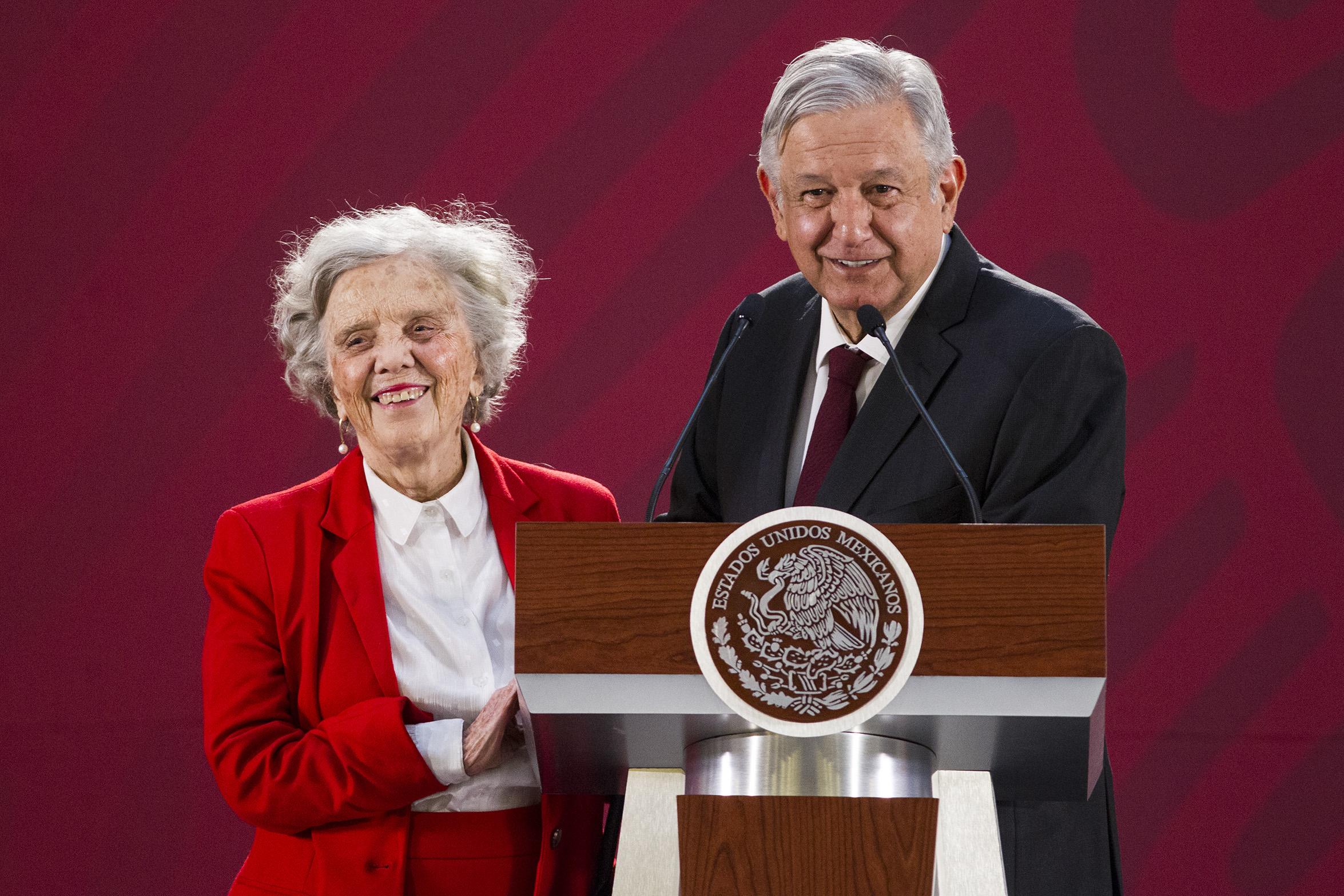 La escritora franco mexicana Elena Poniatowska, con el presidente Andrés Manuel López Obrador.