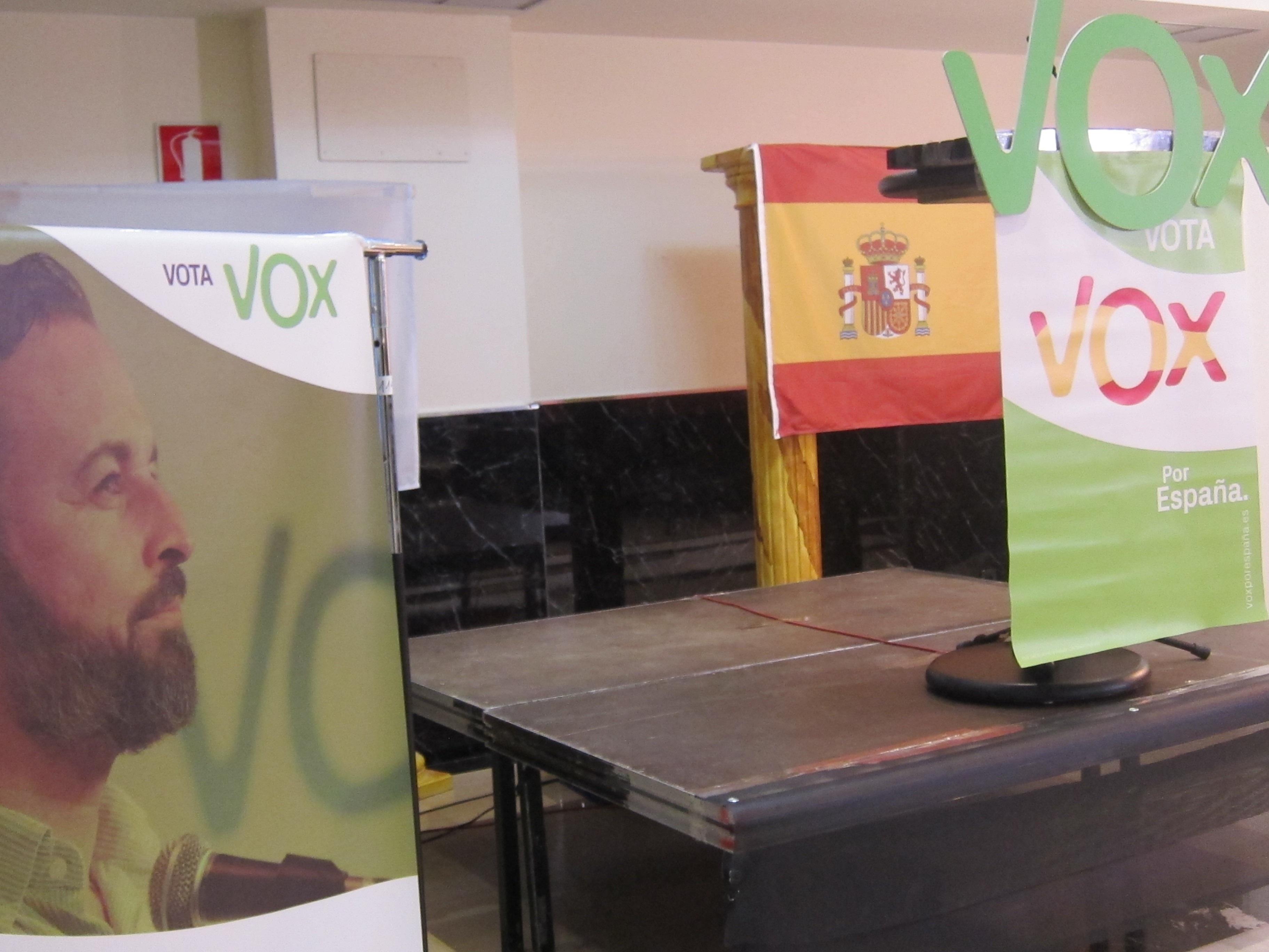 Logo de VOX con la cara de Abascal en primer plano y bandera de España. EuropaPress 