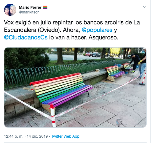 Bancos de color arcoíris de La Escandalera Bancos de color arcoíris de La Escandalera