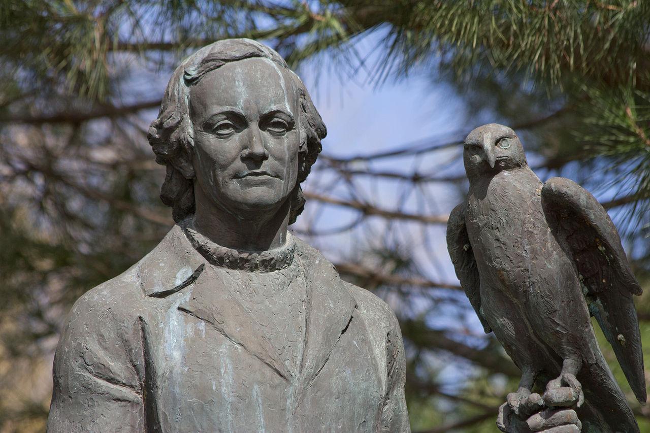 Monumento a Félix Rodríguez de la Fuente en el Zoo de Madrid, España