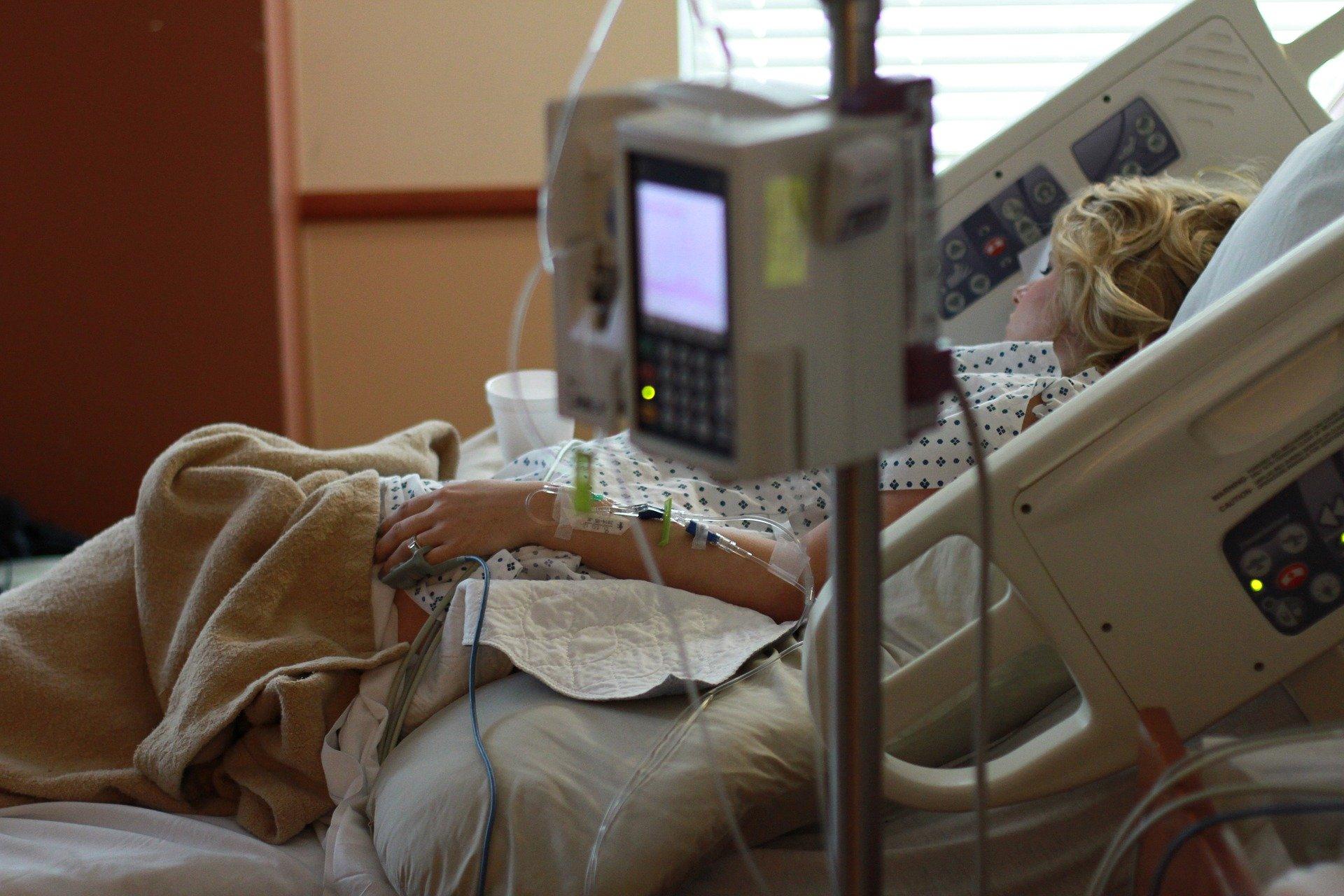 Una paciente que tuvo cáncer comienza a sentir un fuerte dolor en el brazo