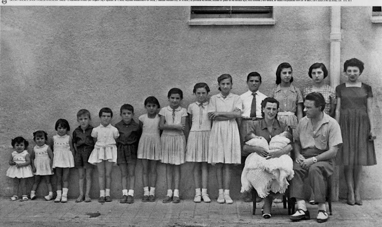 Foto oficial de una de las familias numerosas premiadas por el régimen de Franco. TWITTER