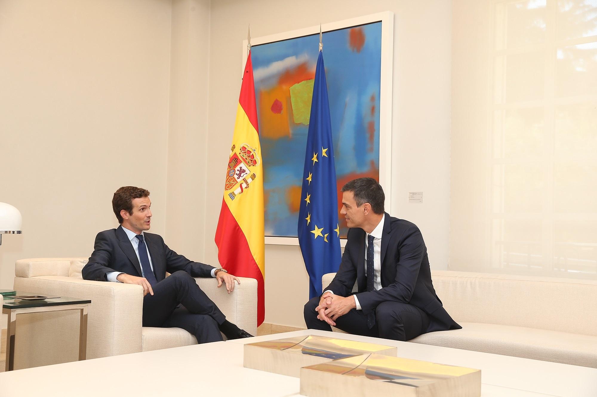 Pablo Casado y Pedro Sánchez durante la pasada reunión que tuvieron. Fuente: Europa Press.