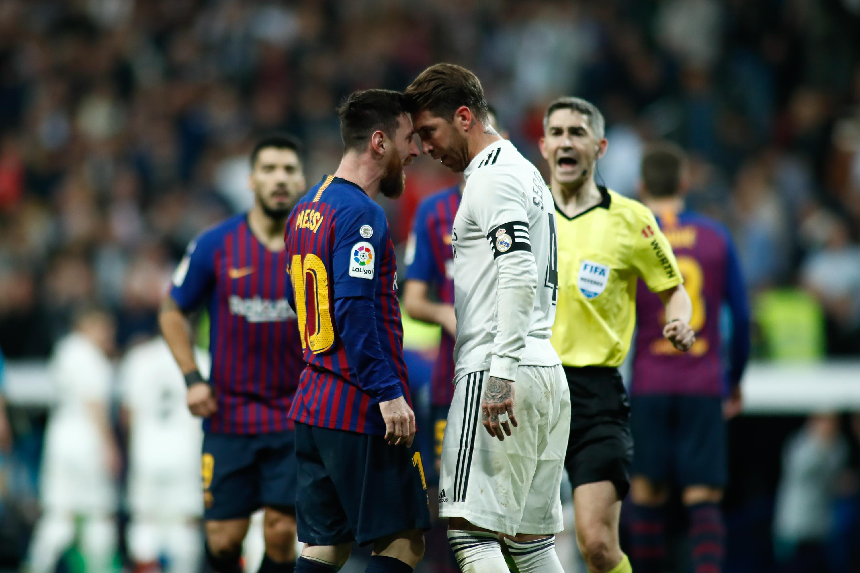 Lionel Messi y Sergio Ramos discuten durante el partido Barça - Real Madrid. Fuente: Europa Press.